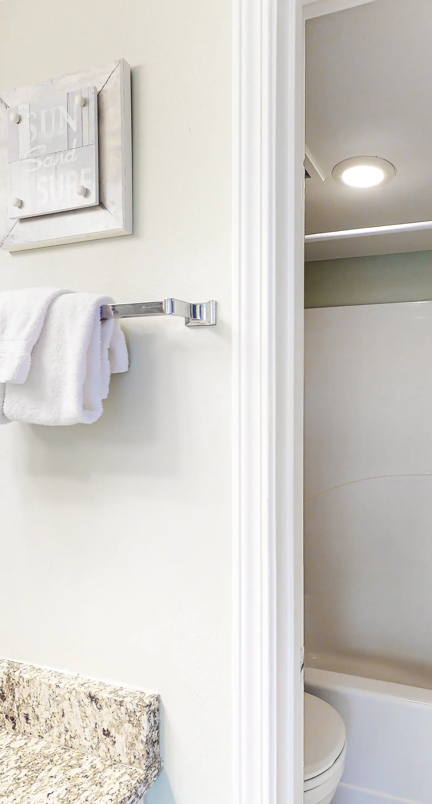 Condo with Gulf-facing balcony, shared pool, hot tub, gym