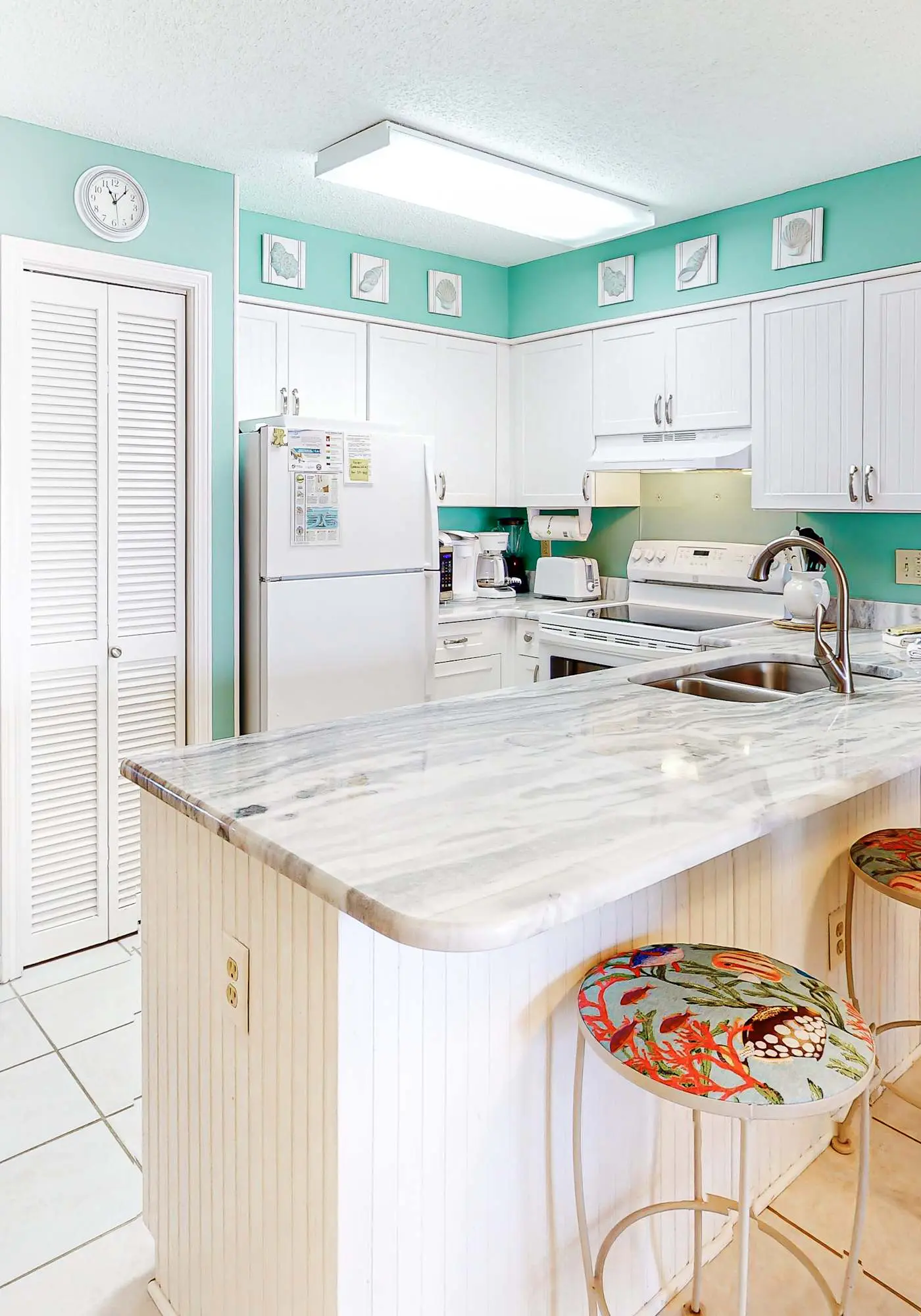 Condo with Gulf-facing balcony, shared pool, hot tub, gym