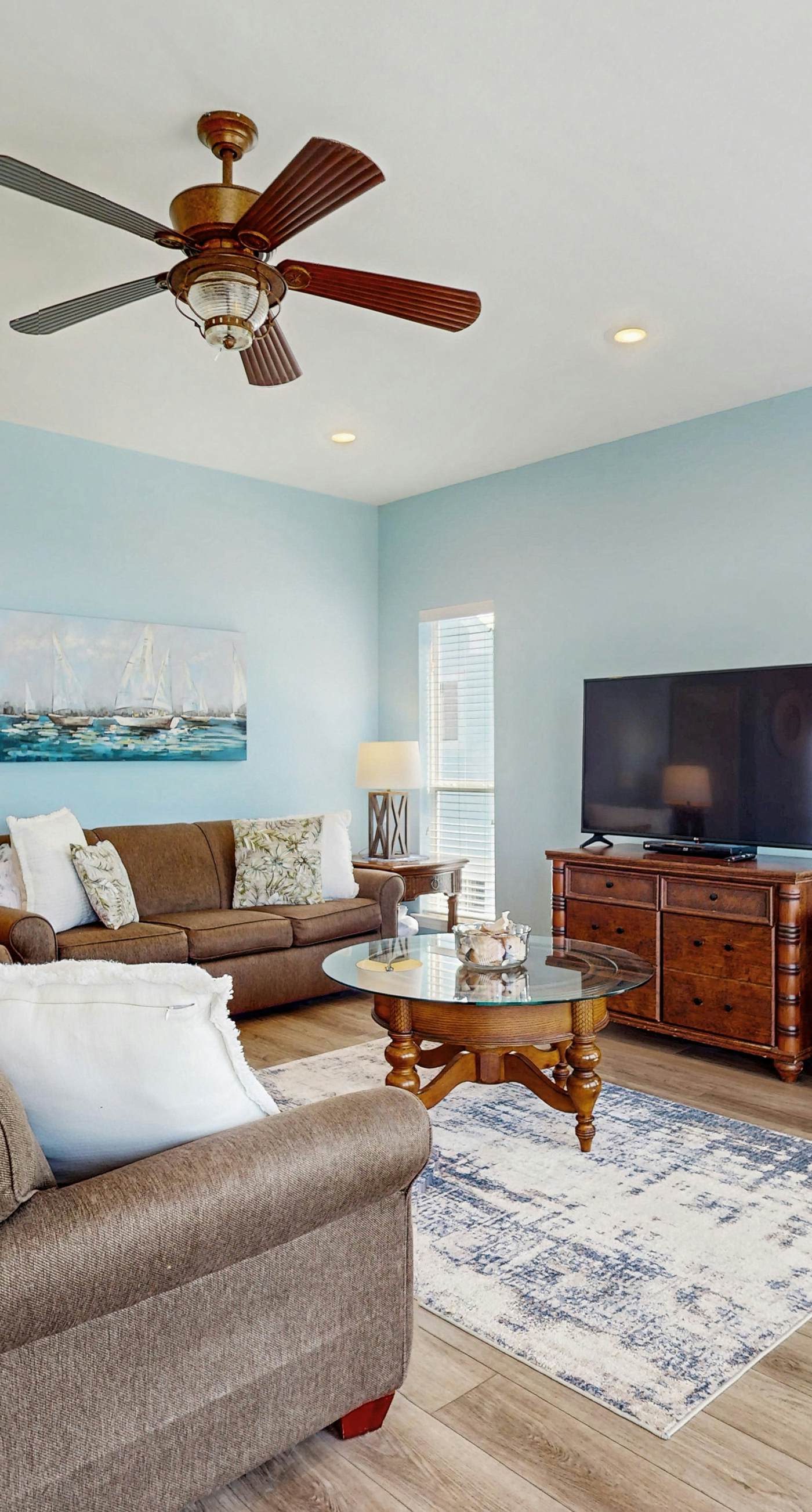 Charming cottage with deck, beach access, pools, and hot tub