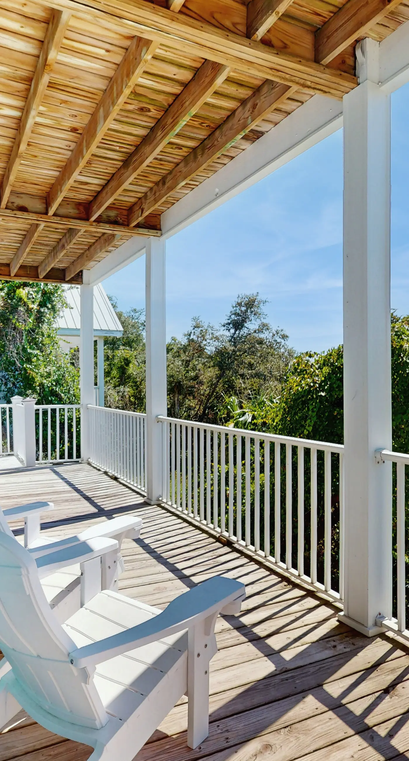 Charming cottage with deck, beach access, pools, and hot tub
