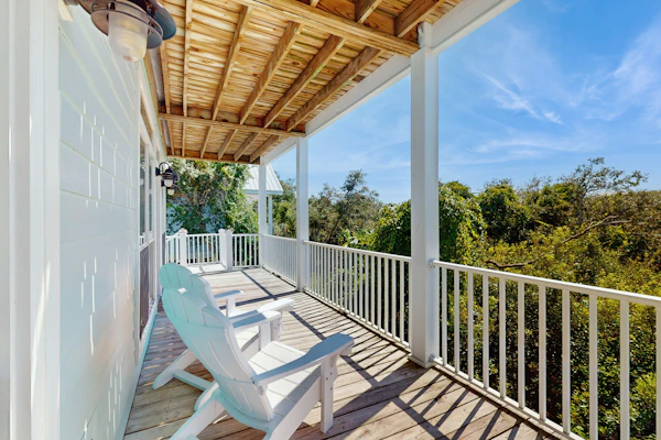 Charming cottage with deck, beach access, pools, and hot tub