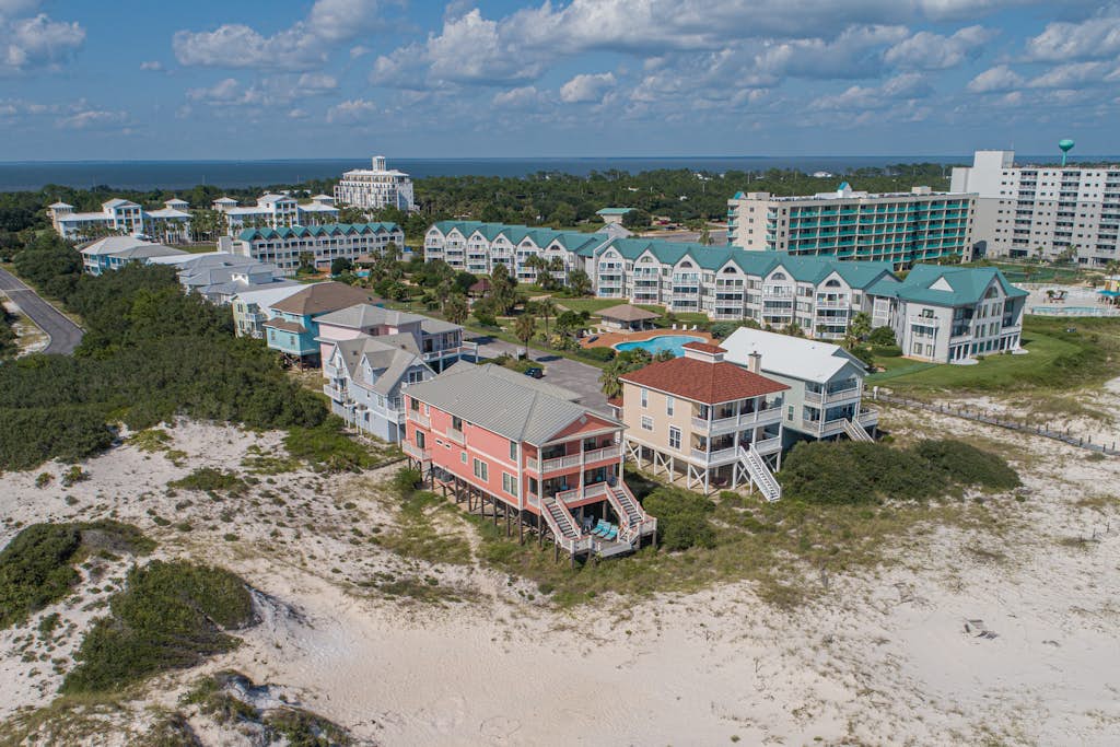 Charming cottage with deck, beach access, pools, and hot tub