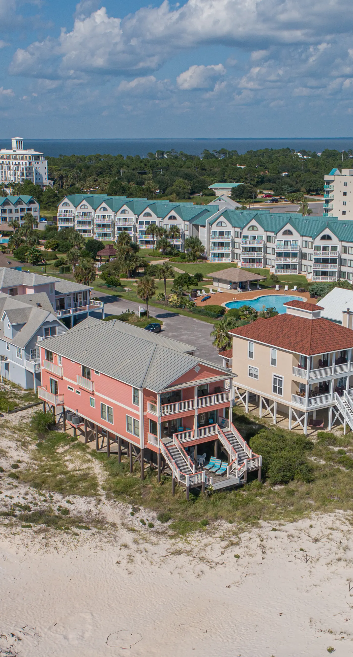 Charming cottage with deck, beach access, pools, and hot tub