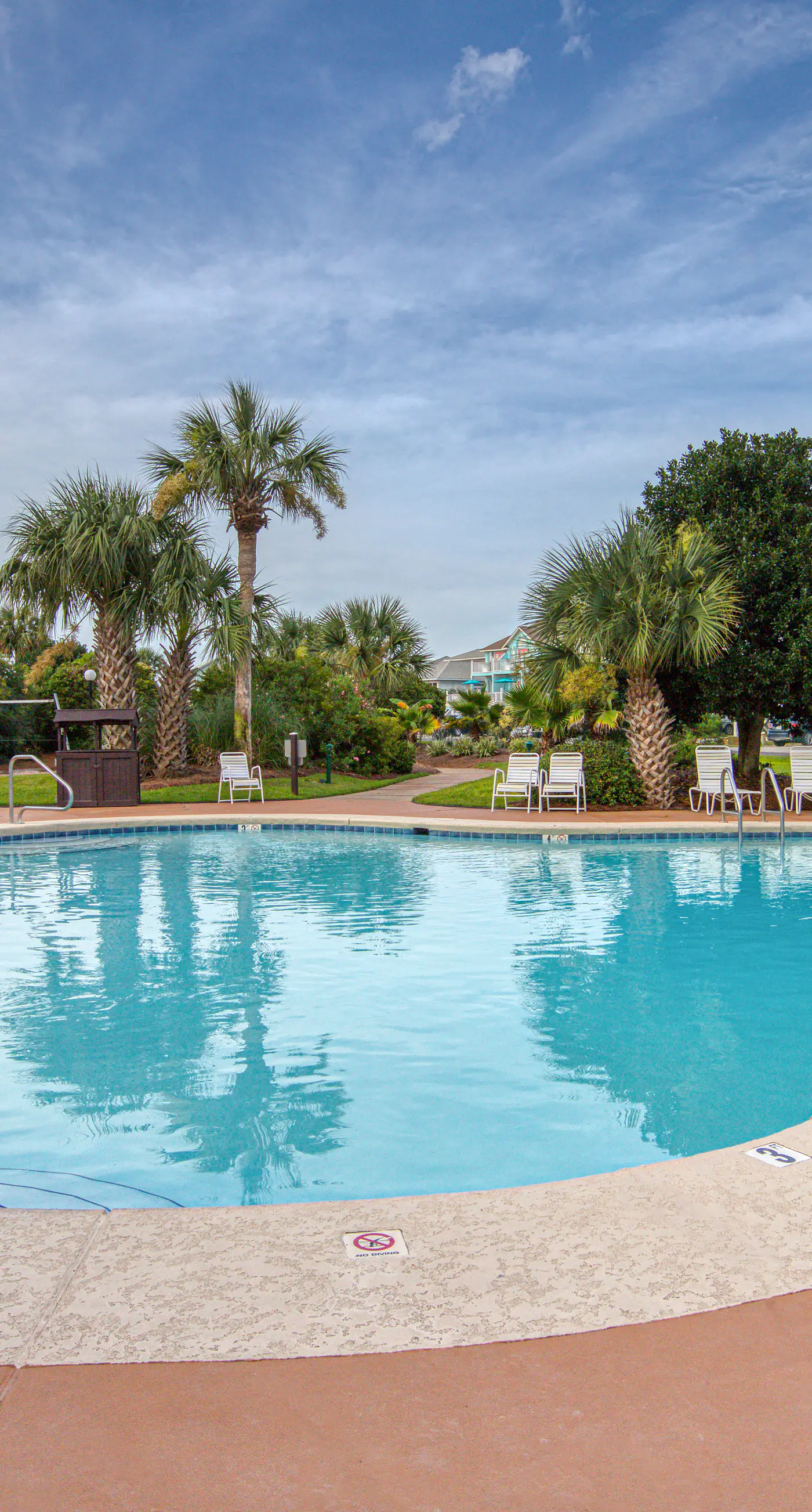 Charming cottage with deck, beach access, pools, and hot tub