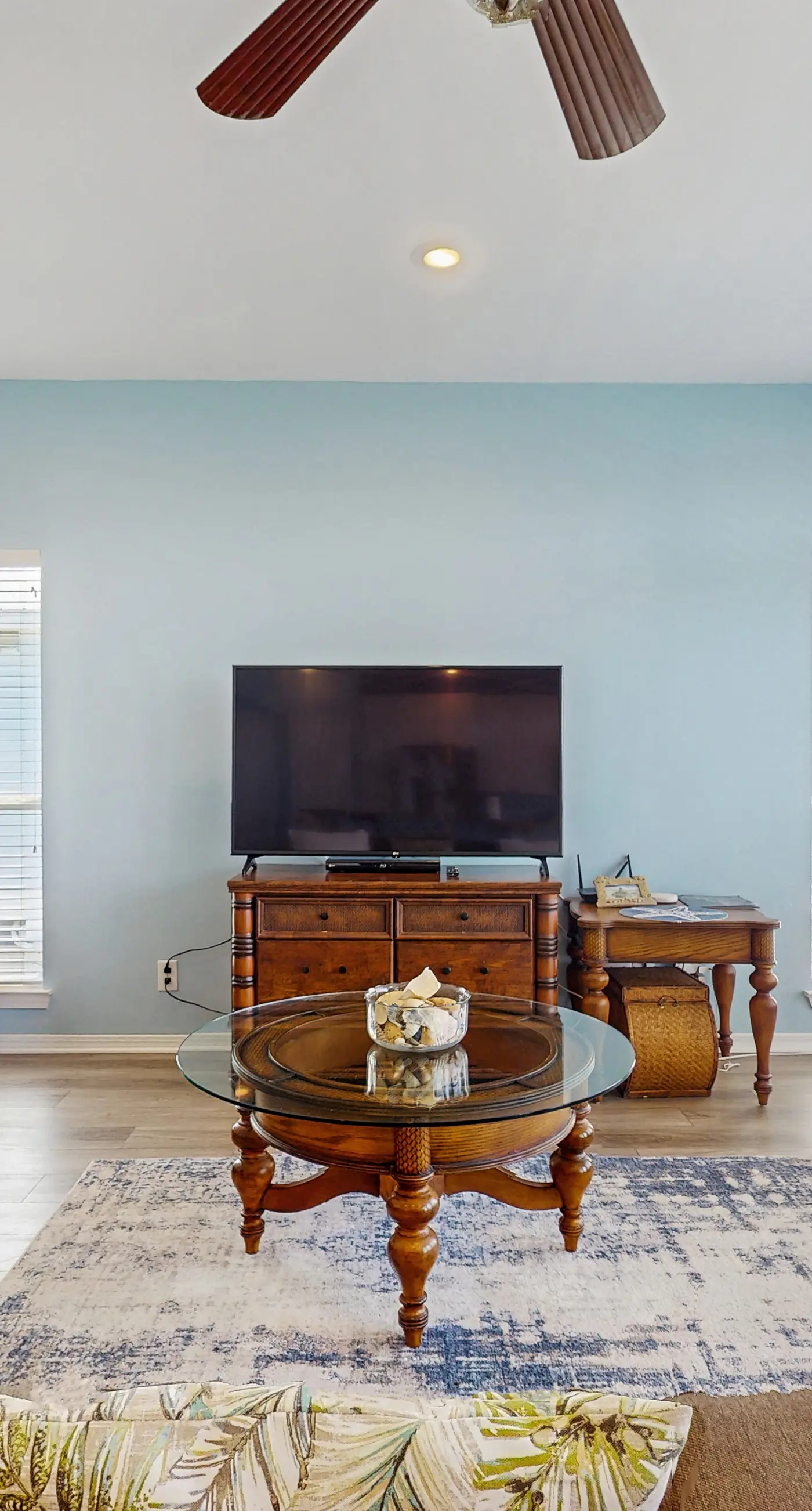 Charming cottage with deck, beach access, pools, and hot tub