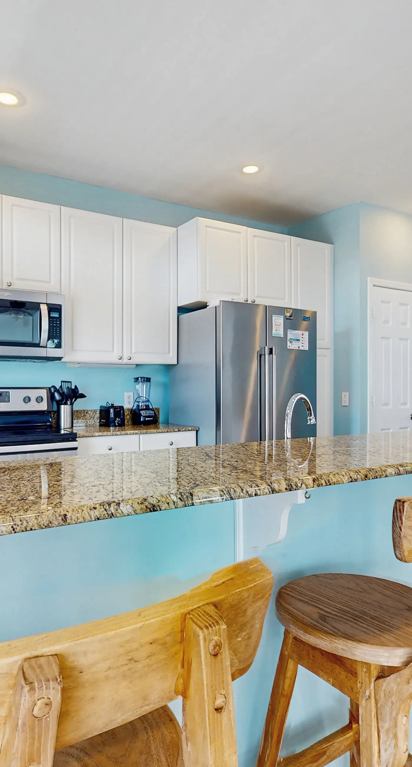 Charming cottage with deck, beach access, pools, and hot tub