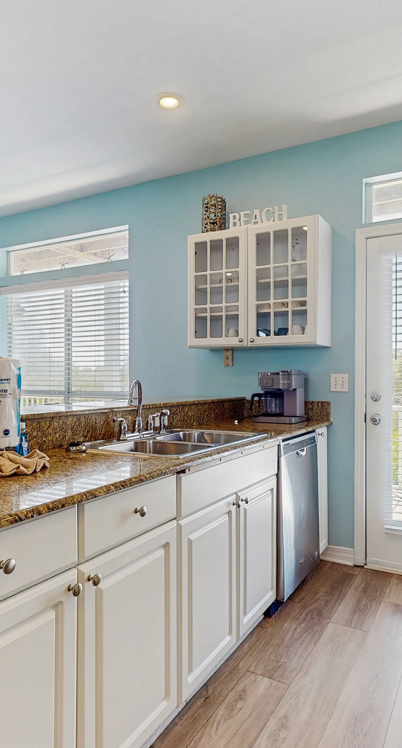 Charming cottage with deck, beach access, pools, and hot tub