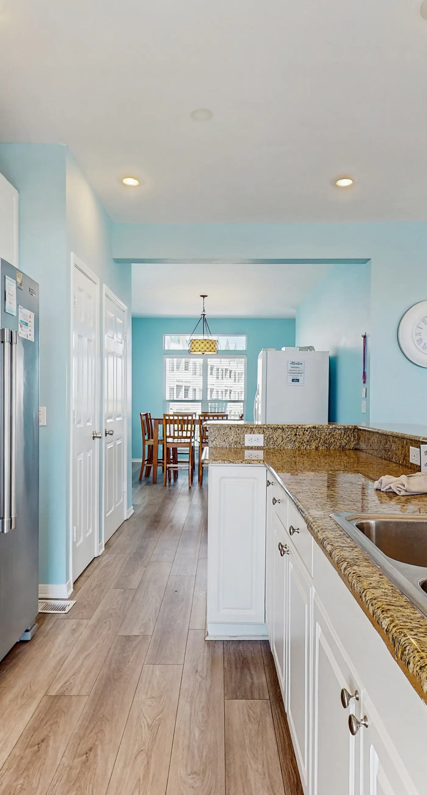 Charming cottage with deck, beach access, pools, and hot tub