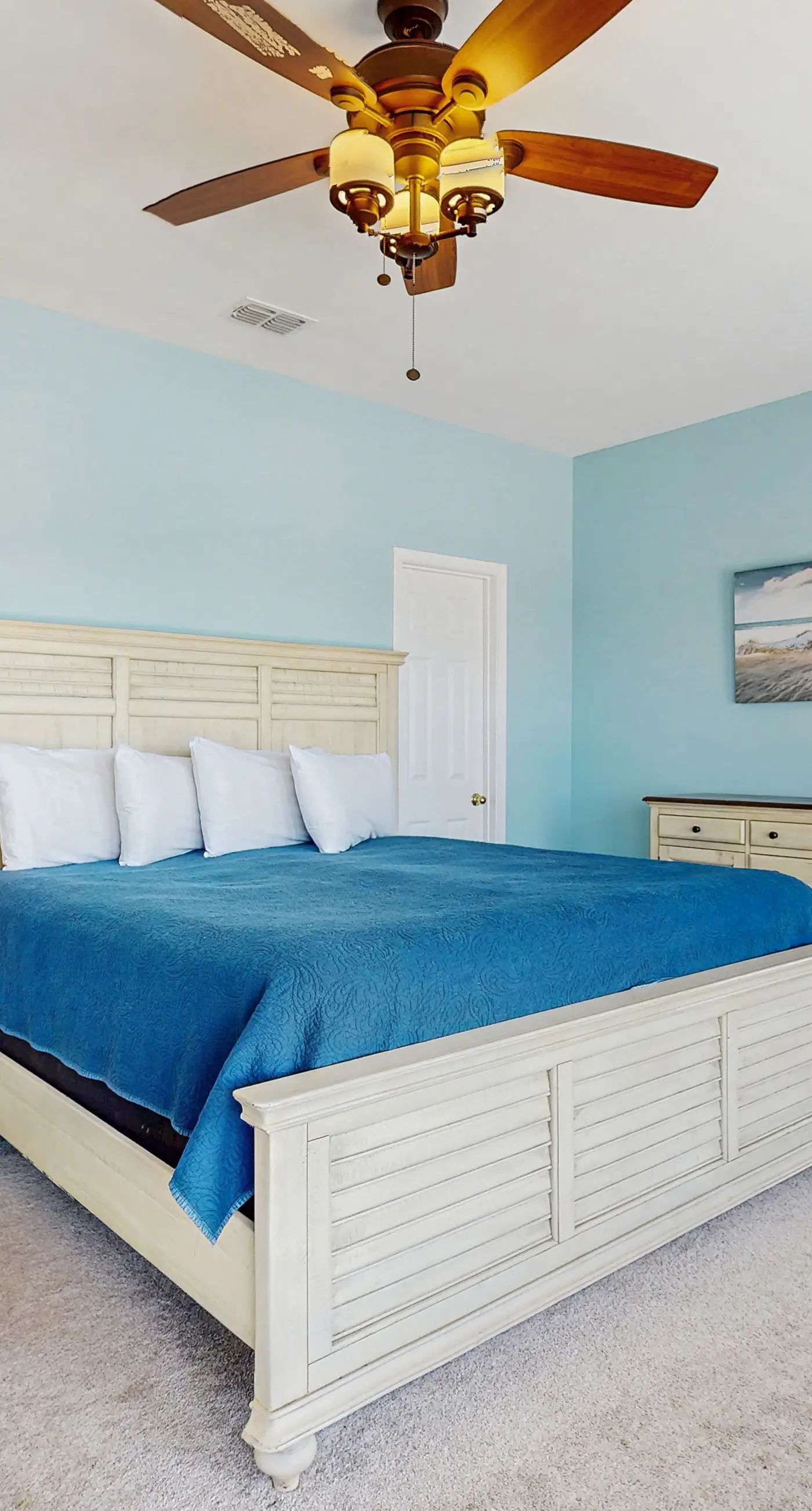 Charming cottage with deck, beach access, pools, and hot tub