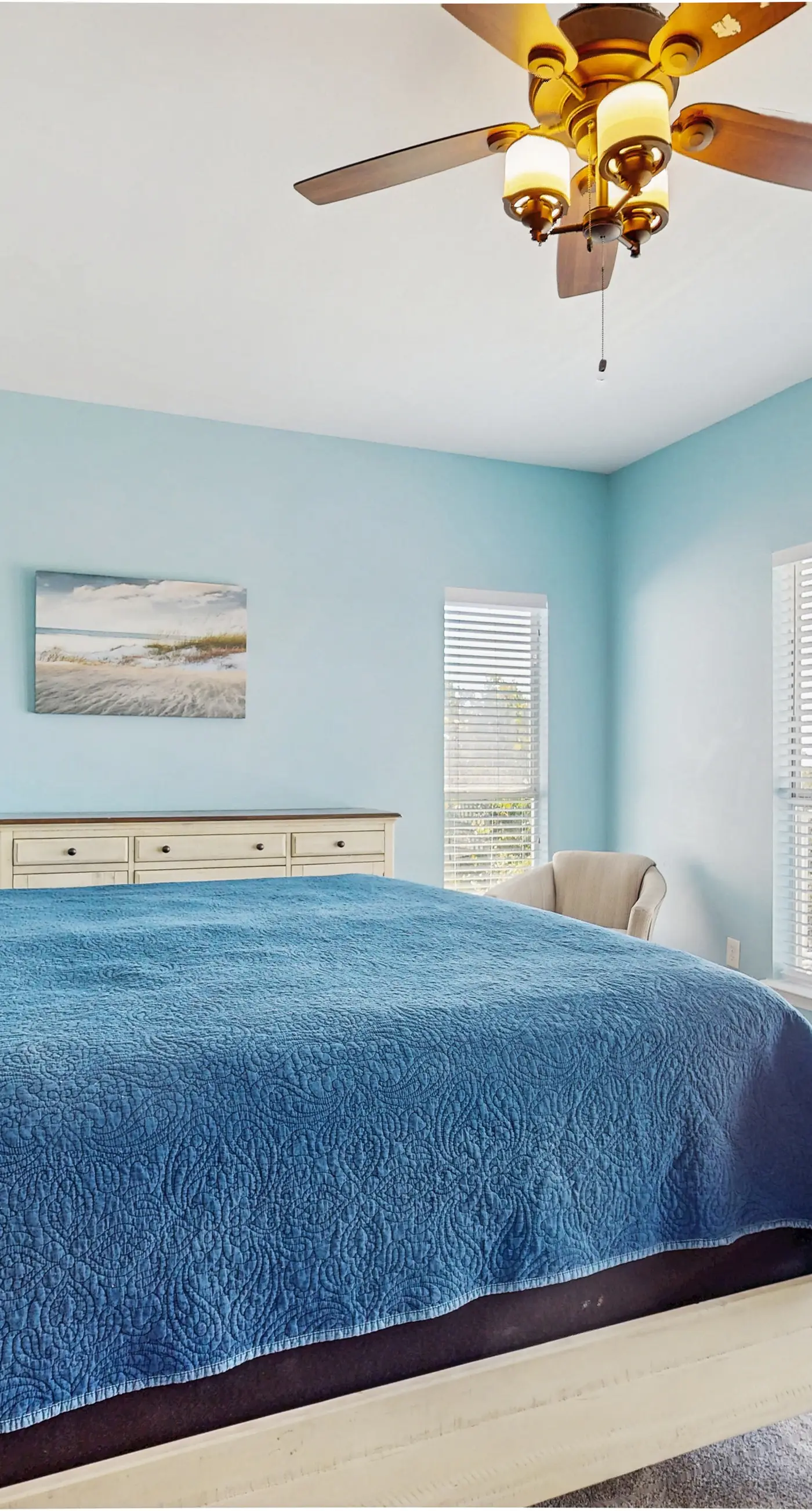 Charming cottage with deck, beach access, pools, and hot tub