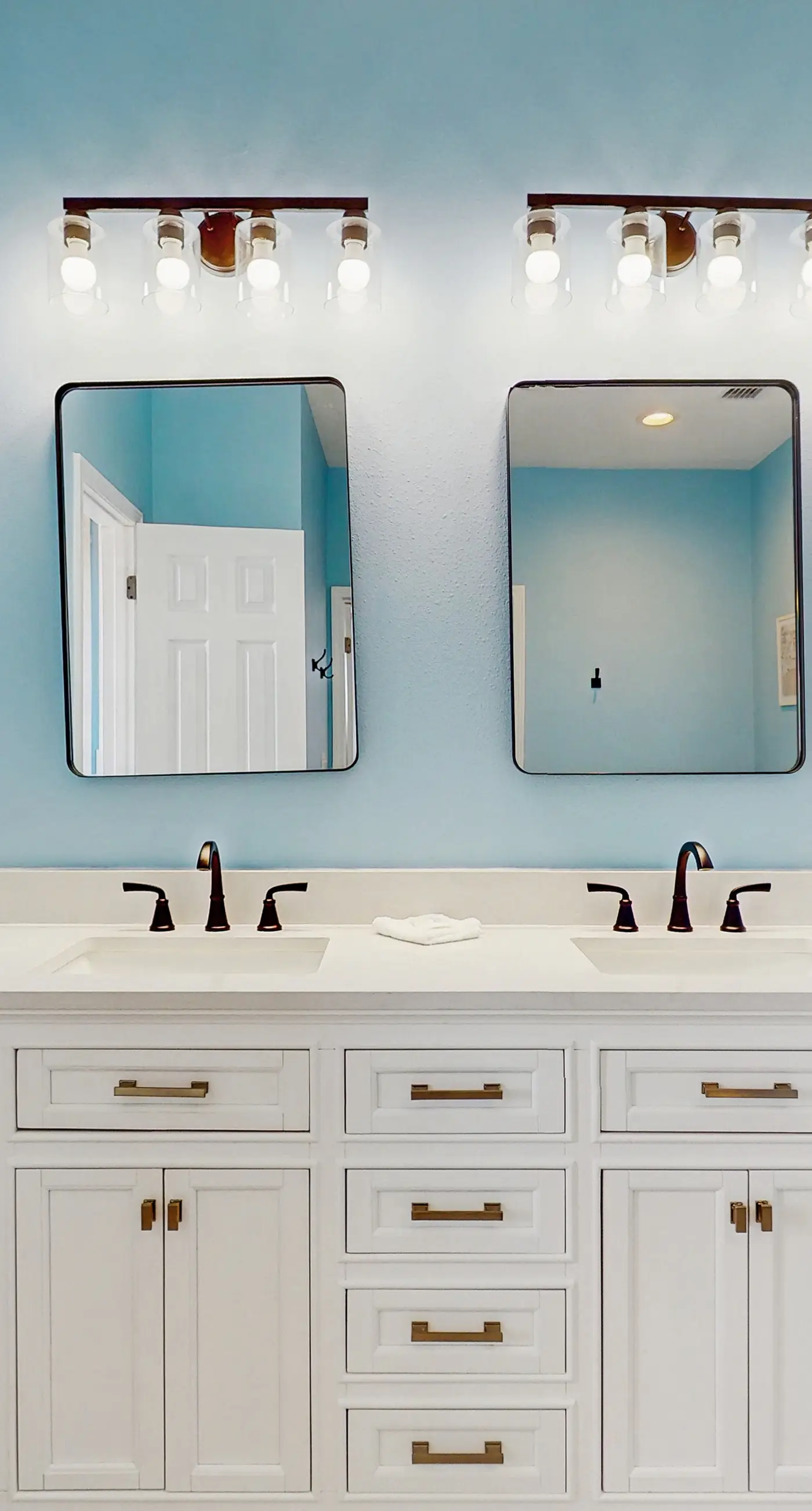 Charming cottage with deck, beach access, pools, and hot tub