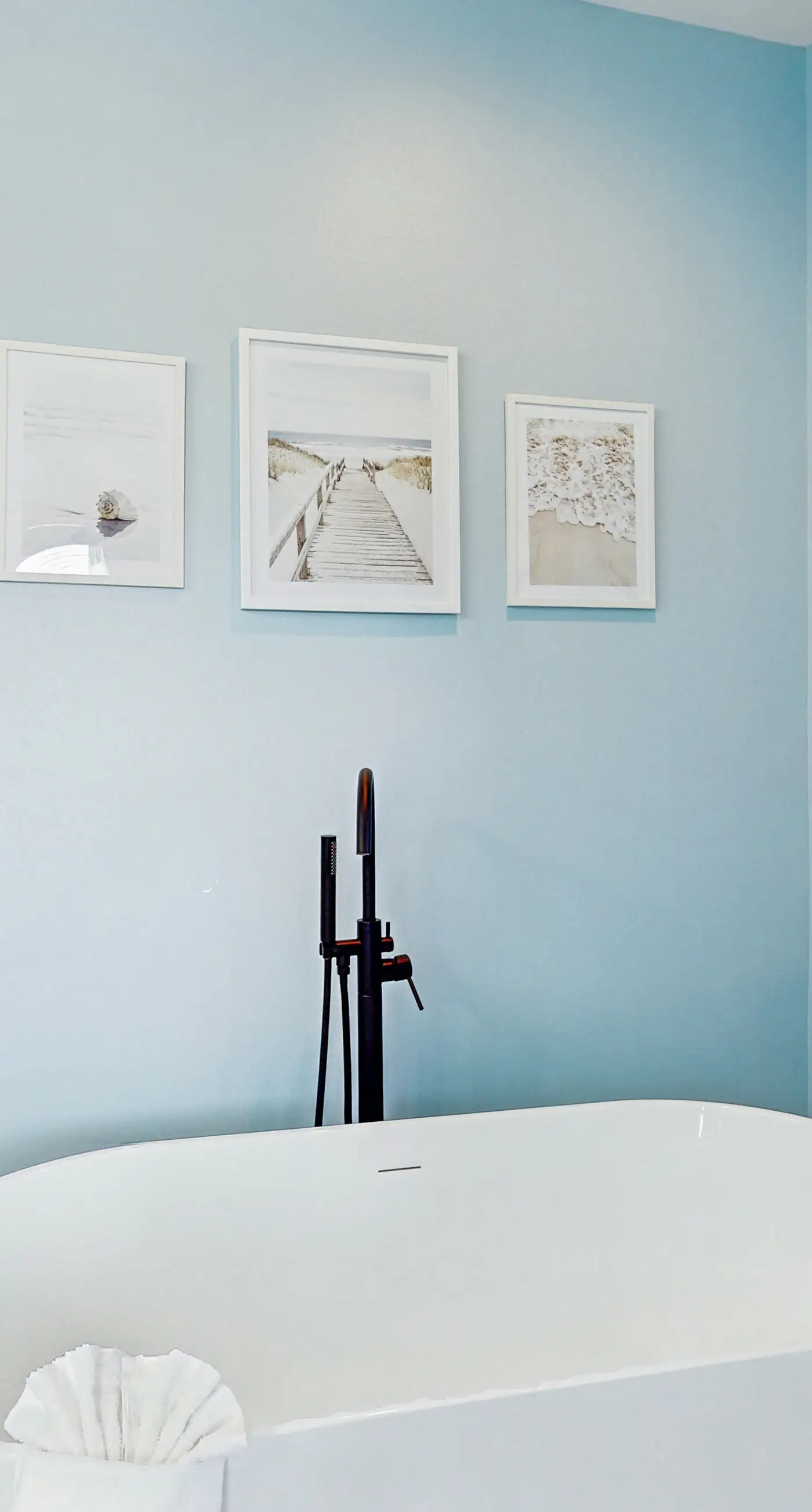 Charming cottage with deck, beach access, pools, and hot tub