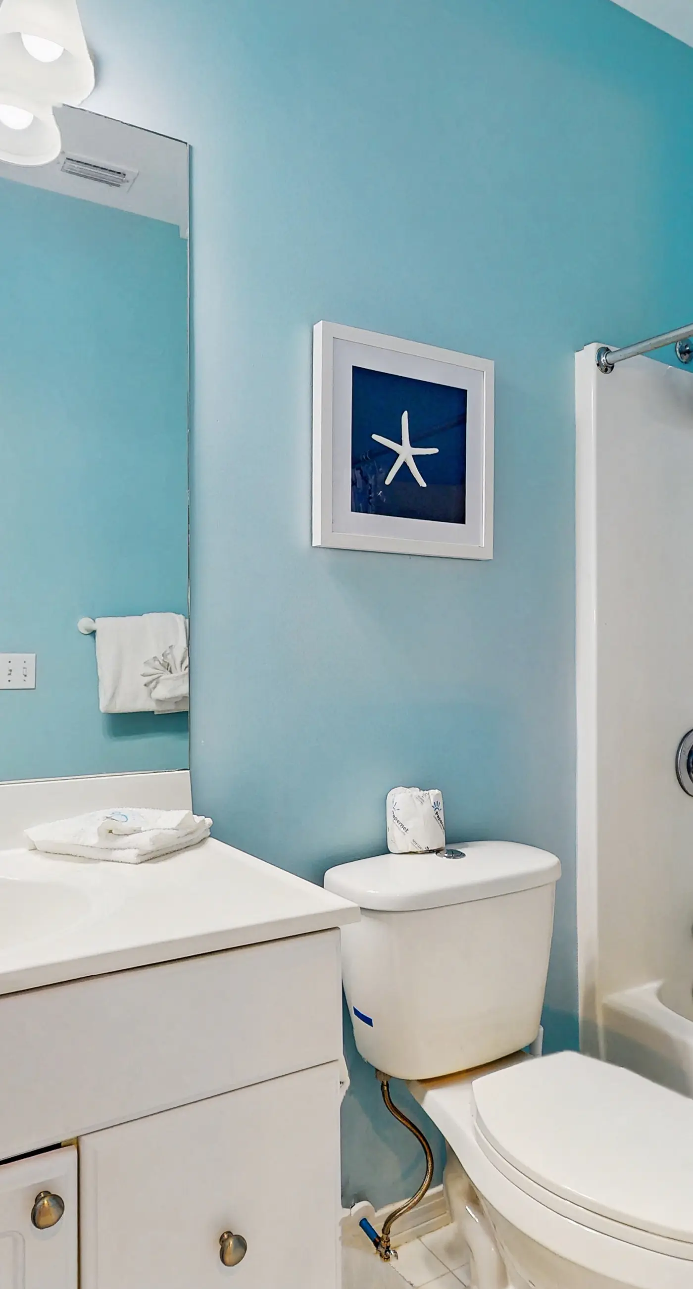 Charming cottage with deck, beach access, pools, and hot tub