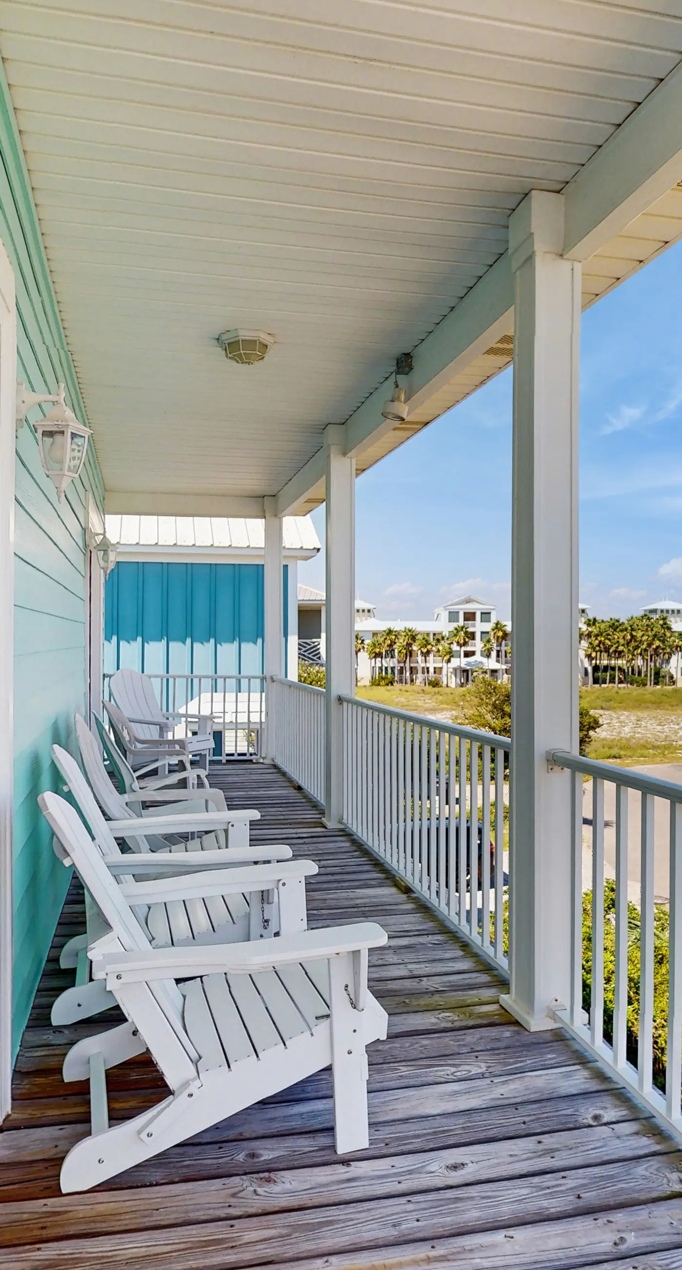 Charming cottage with deck, beach access, pools, and hot tub