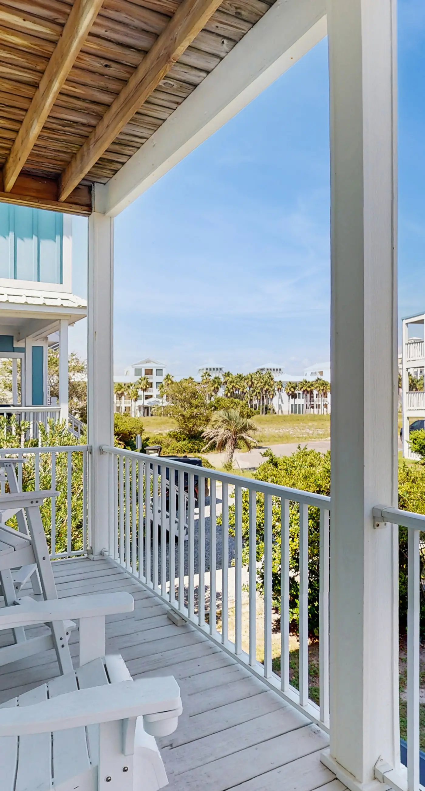 Charming cottage with deck, beach access, pools, and hot tub