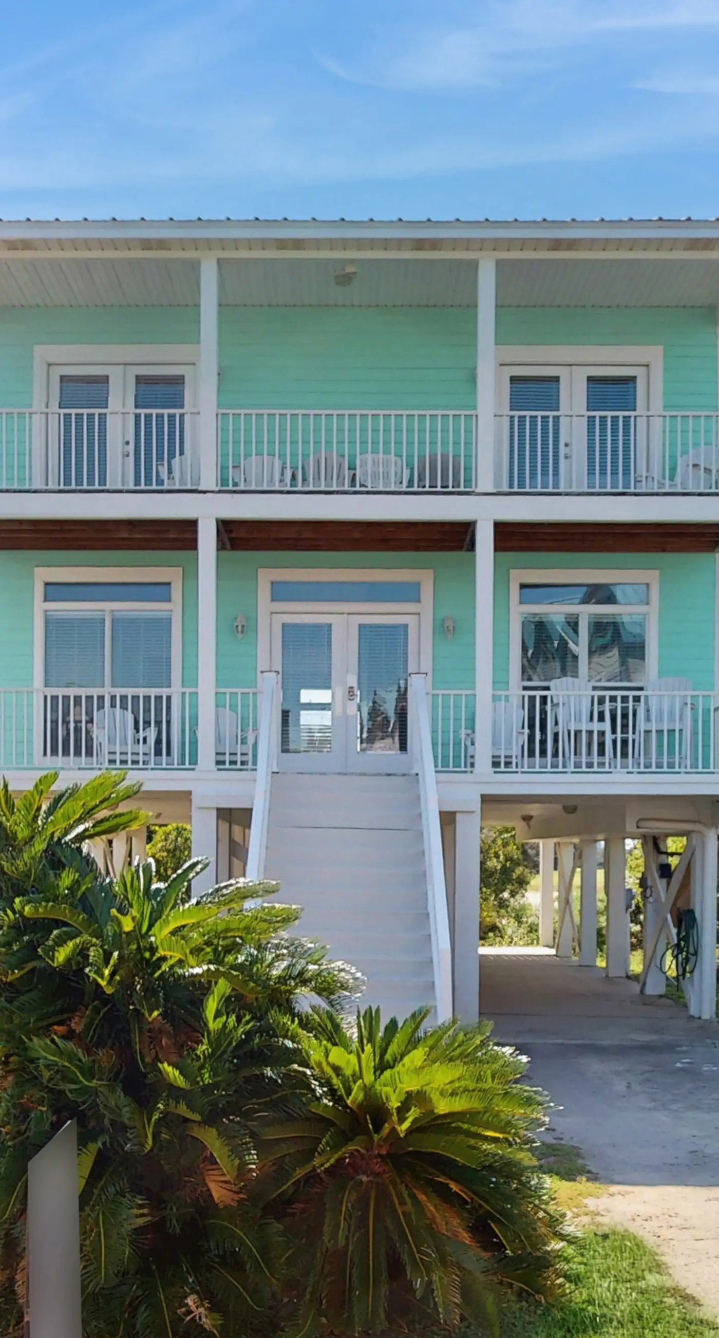 Charming cottage with deck, beach access, pools, and hot tub