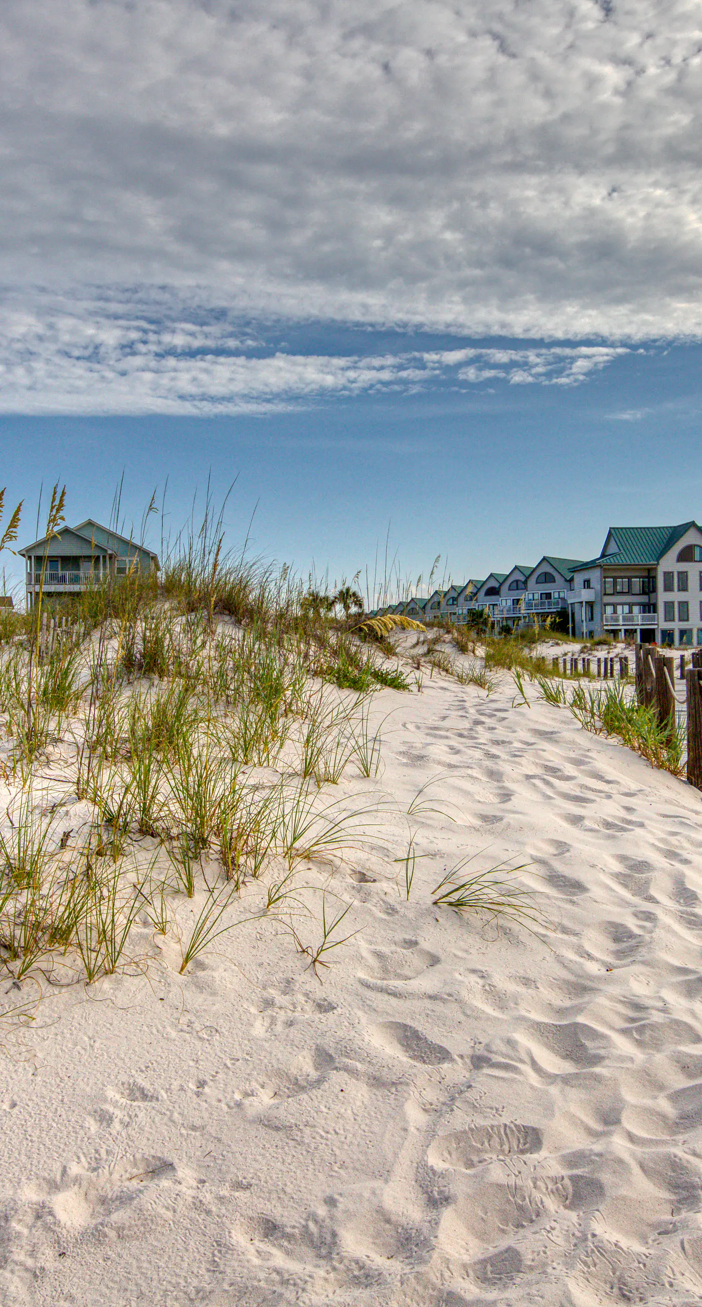 Charming cottage with deck, beach access, pools, and hot tub