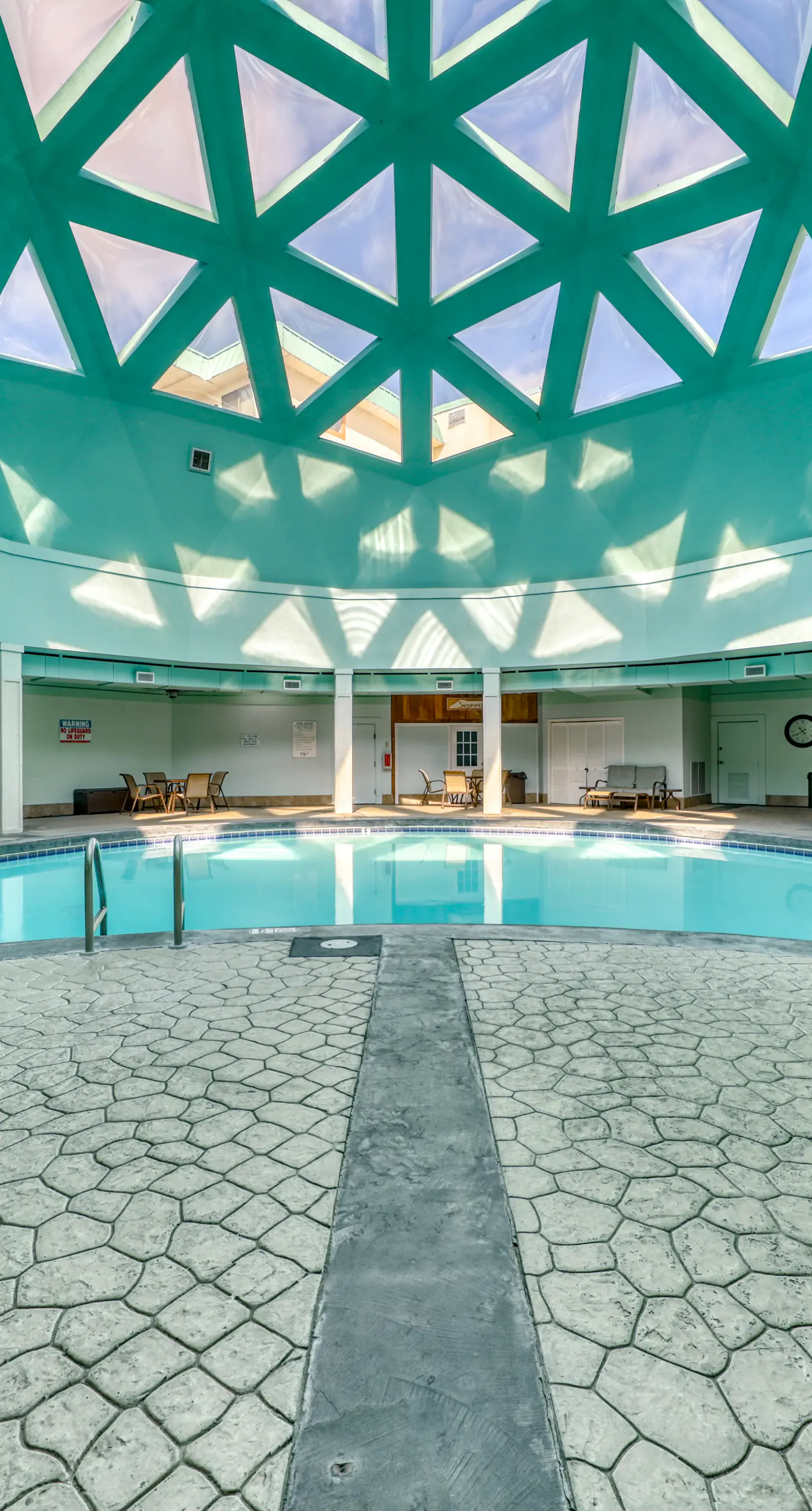 Charming cottage with deck, beach access, pools, and hot tub