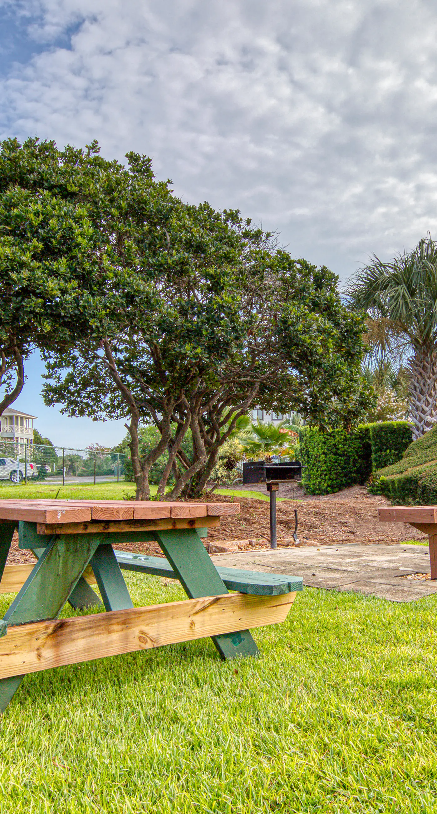 Charming cottage with deck, beach access, pools, and hot tub