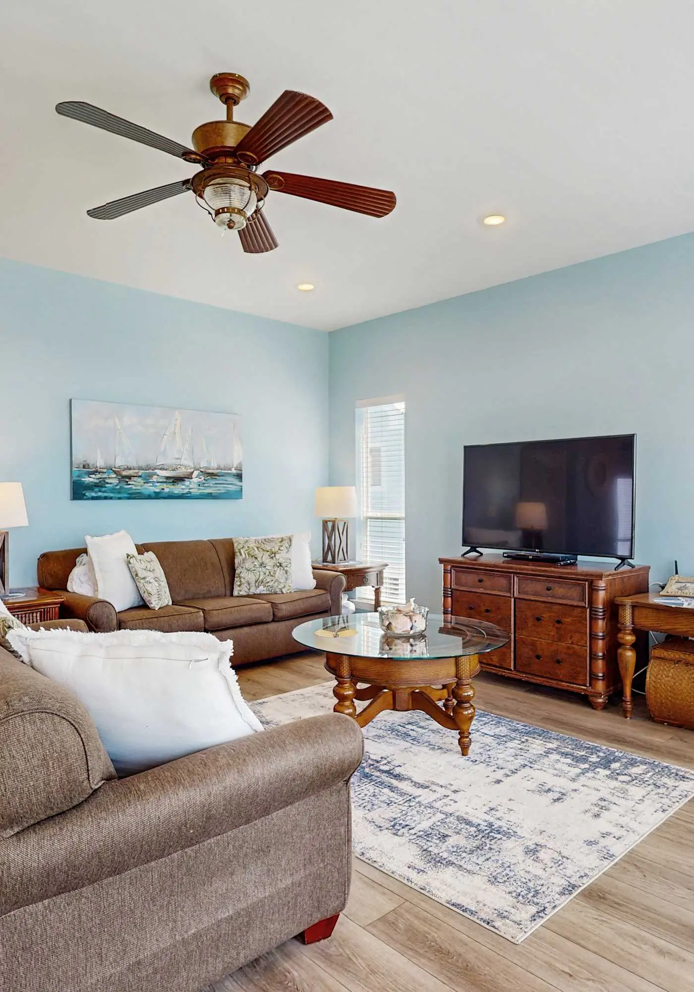 Charming cottage with deck, beach access, pools, and hot tub