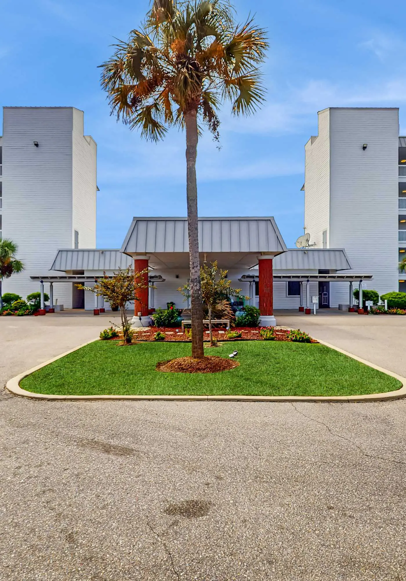 Second-floor ocean view condo with WiFi, shared pools, central AC, & shared W&D
