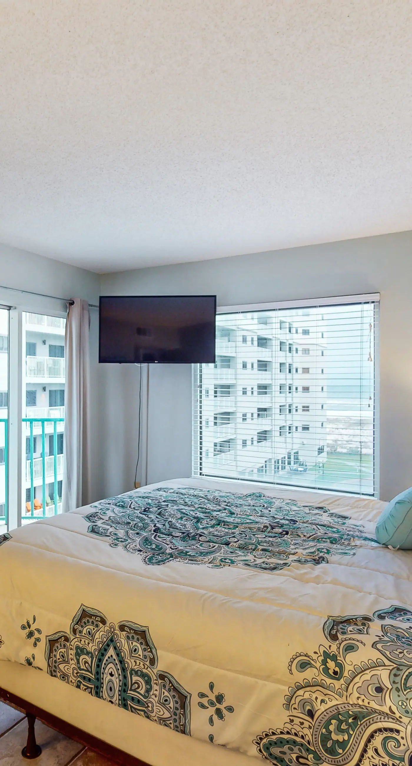 Spacious Dog-Friendly Oceanfront Home w Open Deck, Free WiFi & Amazing Views