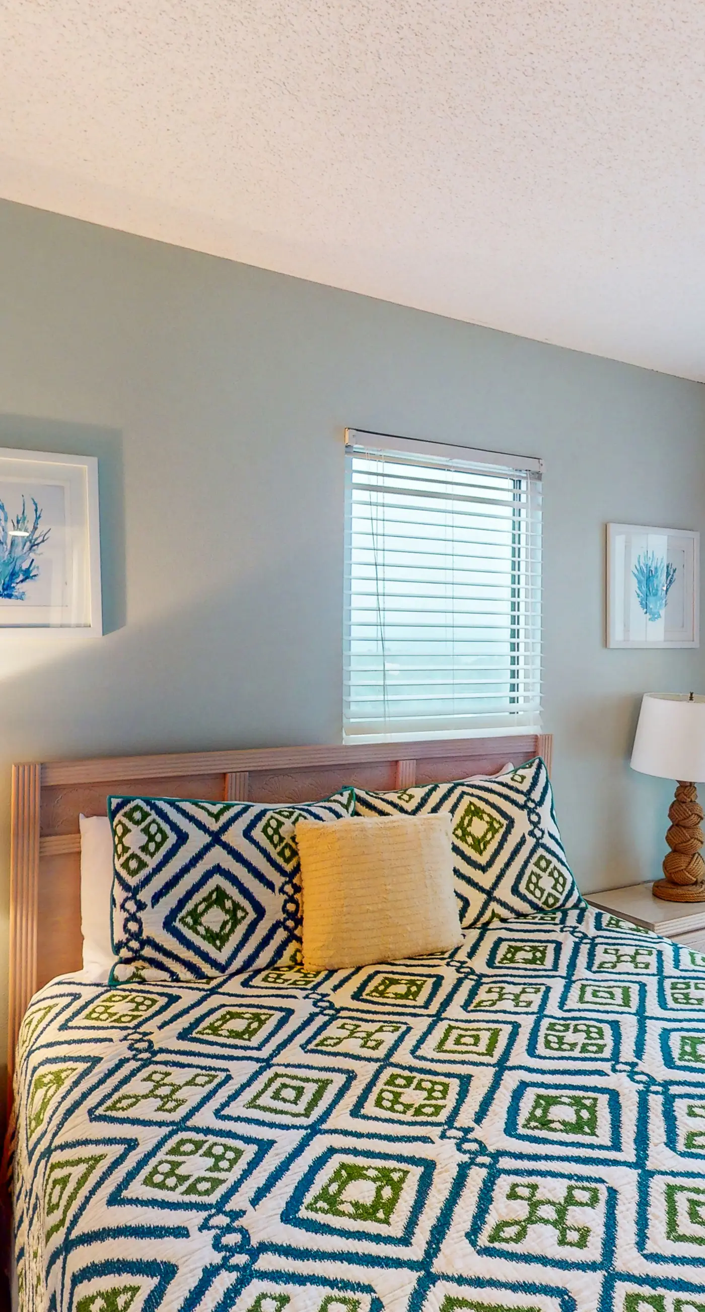 Spacious Dog-Friendly Oceanfront Home w Open Deck, Free WiFi & Amazing Views