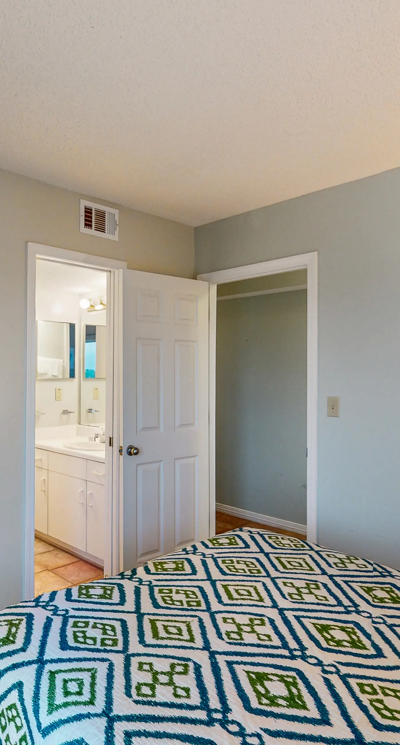 Spacious Dog-Friendly Oceanfront Home w Open Deck, Free WiFi & Amazing Views