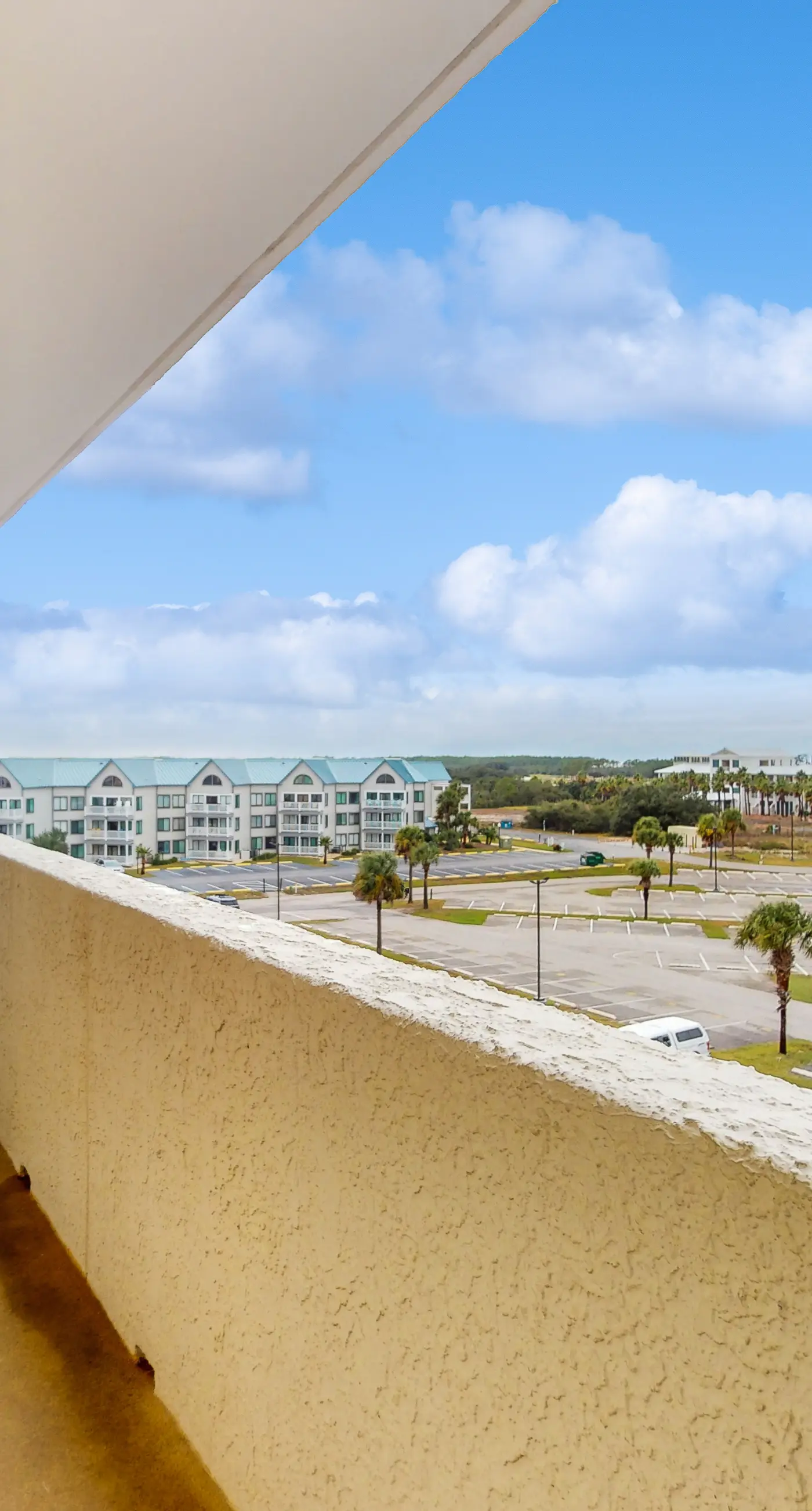 Spacious Dog-Friendly Oceanfront Home w Open Deck, Free WiFi & Amazing Views