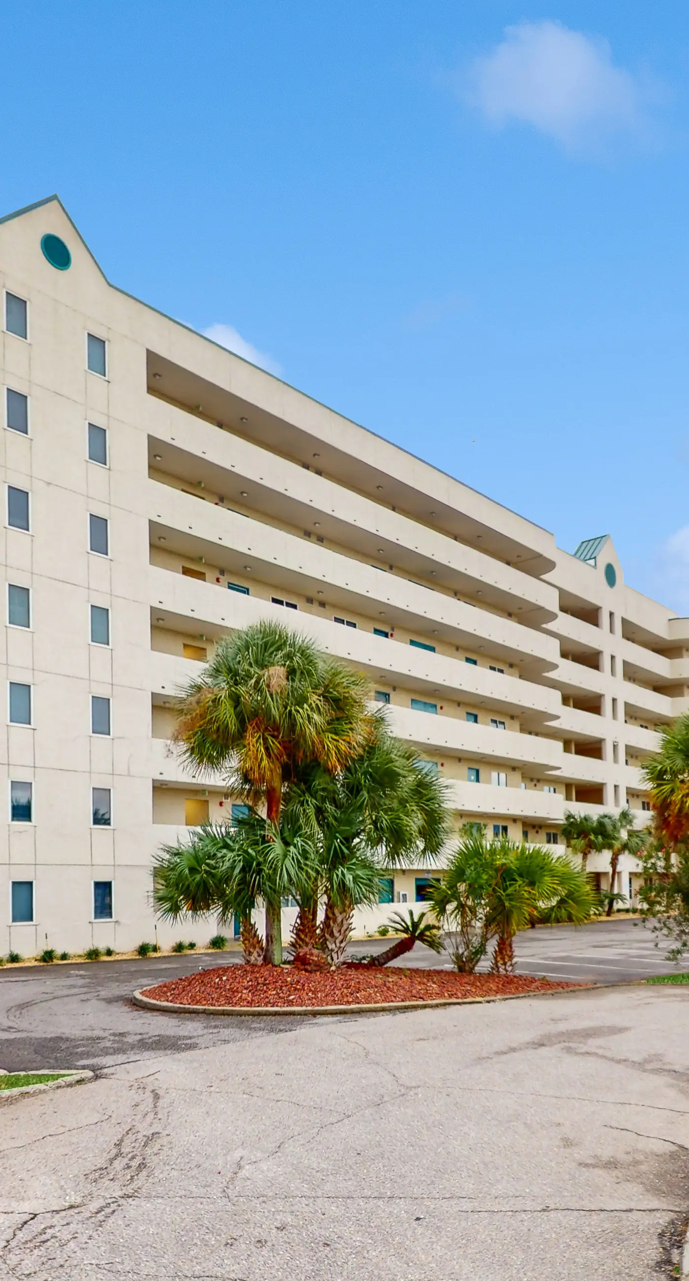 Spacious Dog-Friendly Oceanfront Home w Open Deck, Free WiFi & Amazing Views