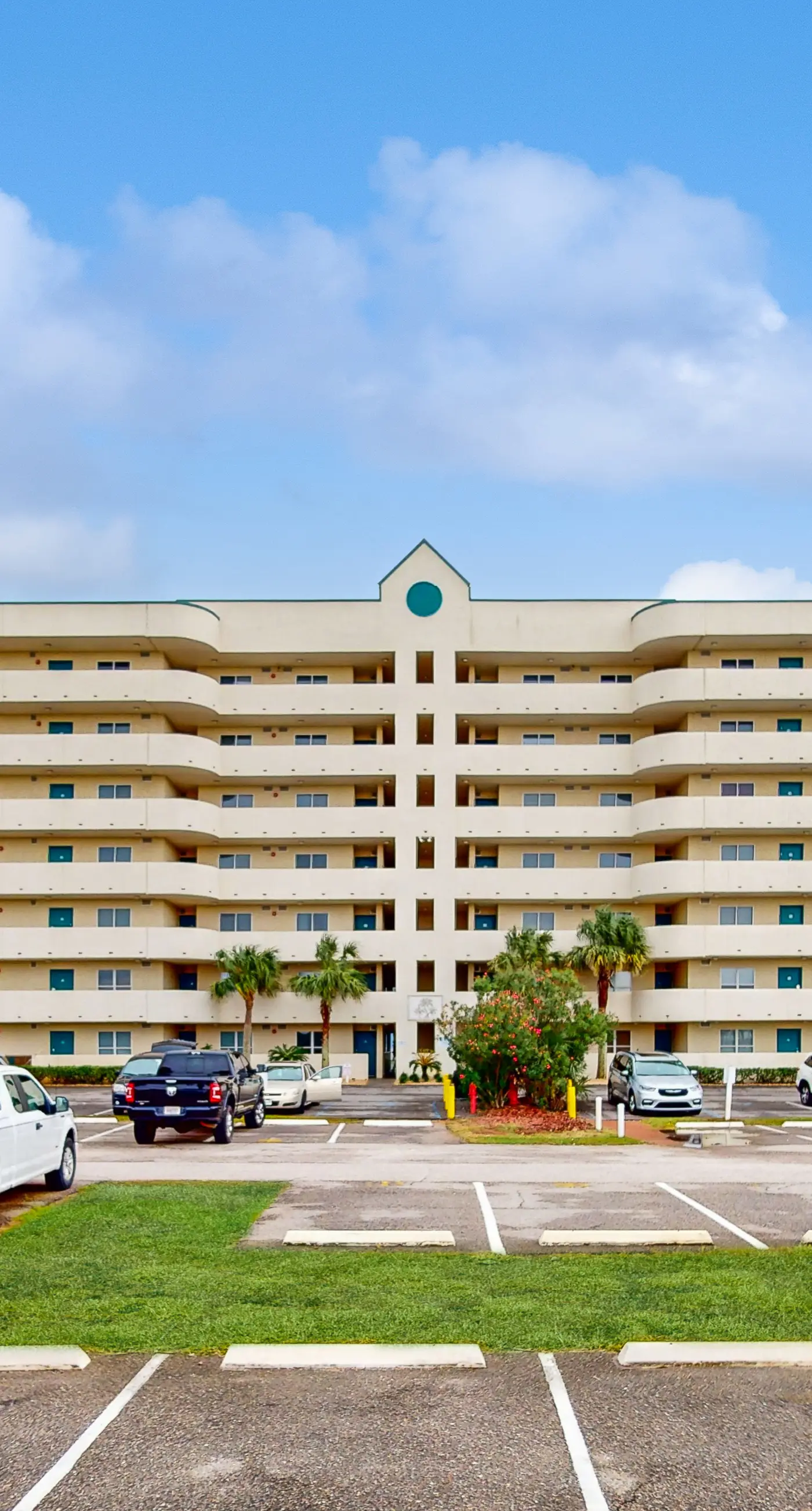 Spacious Dog-Friendly Oceanfront Home w Open Deck, Free WiFi & Amazing Views