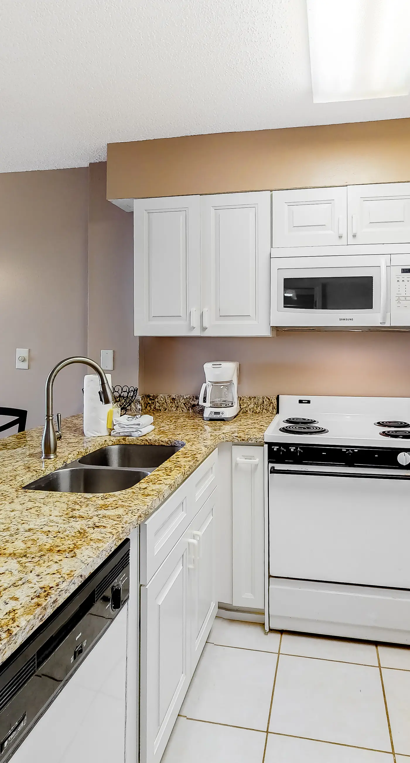 Sixth-Floor, Gulf View Condo w Balcony, WiFi & Resort Pools Hot Tubs Tennis