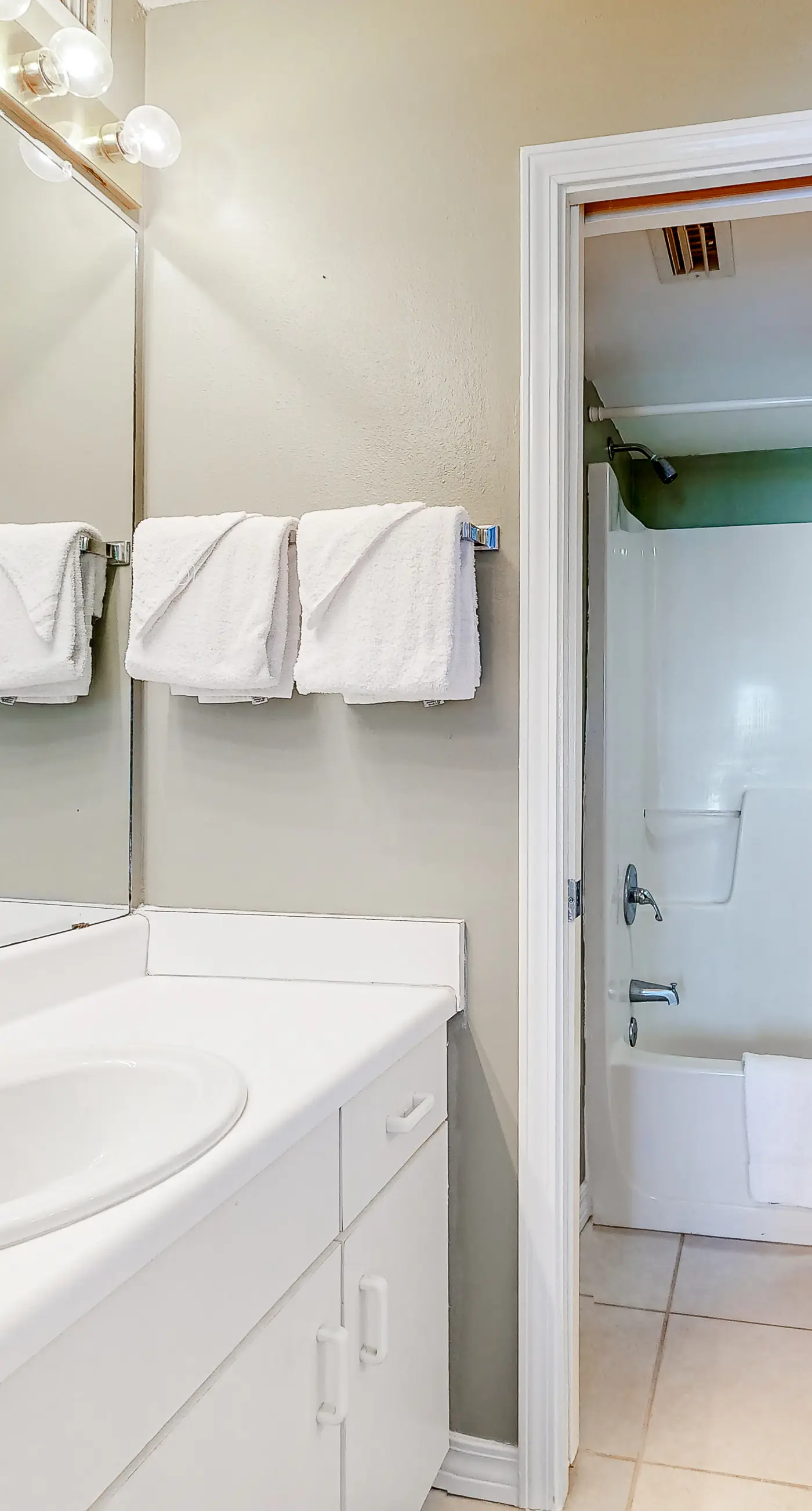 Sixth-Floor, Gulf View Condo w Balcony, WiFi & Resort Pools Hot Tubs Tennis