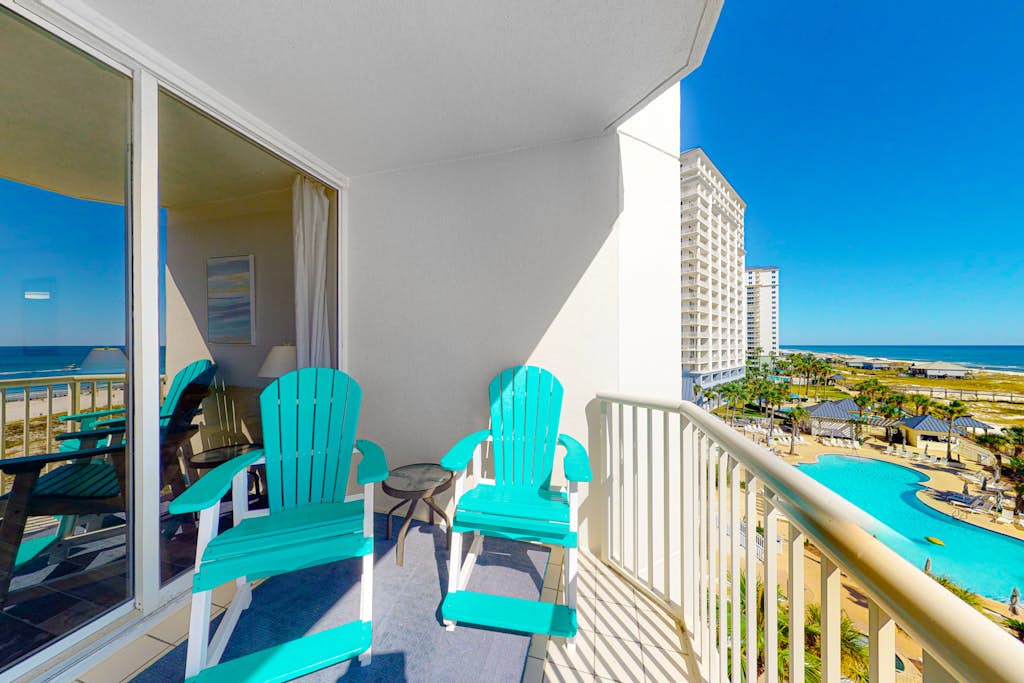 Gulffront Condo W Furnished Deck, Beach Access, Fast WiFi & Shared Pool Hot Tub