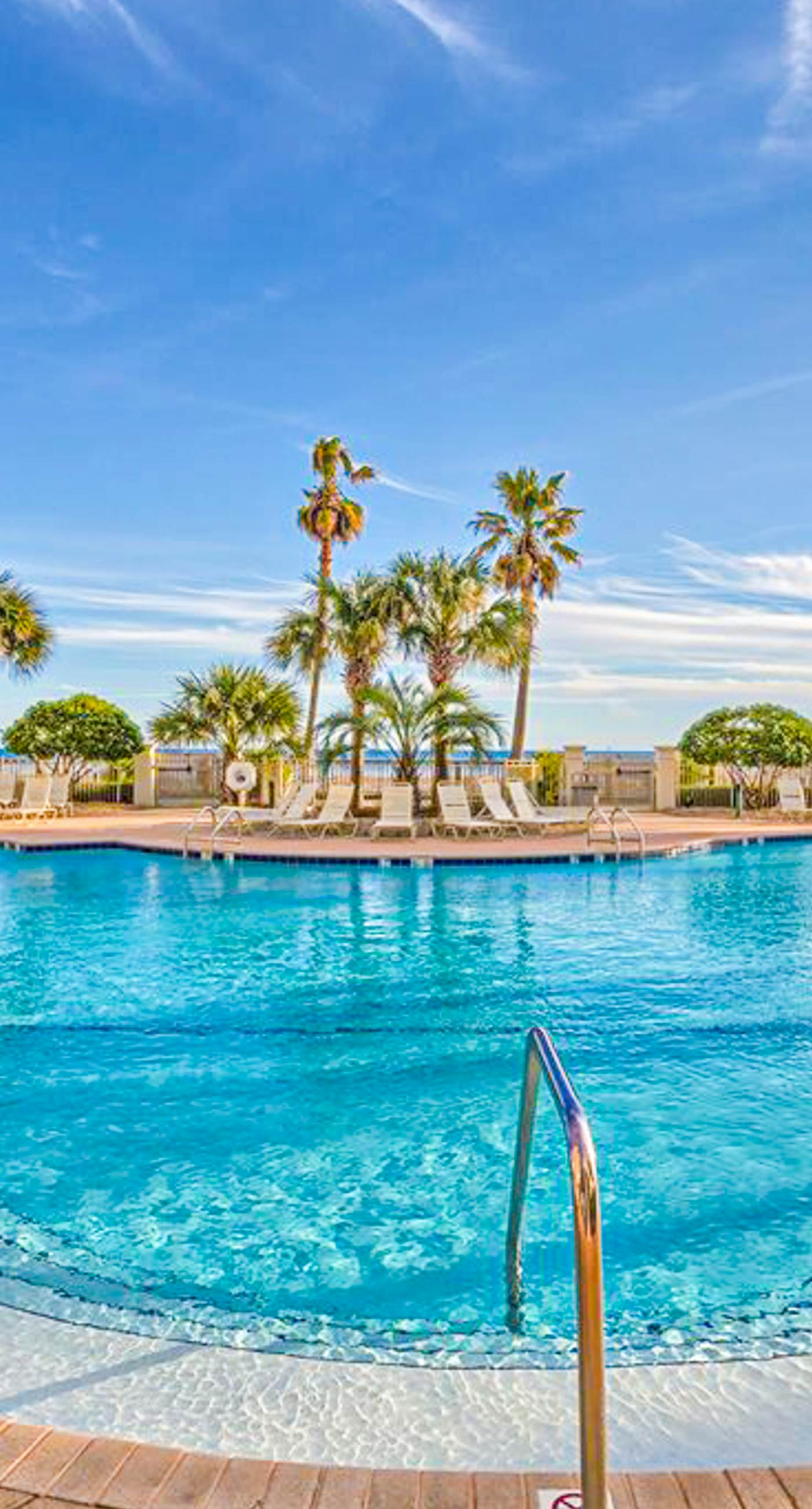 Gulffront Condo W Furnished Deck, Beach Access, Fast WiFi & Shared Pool Hot Tub