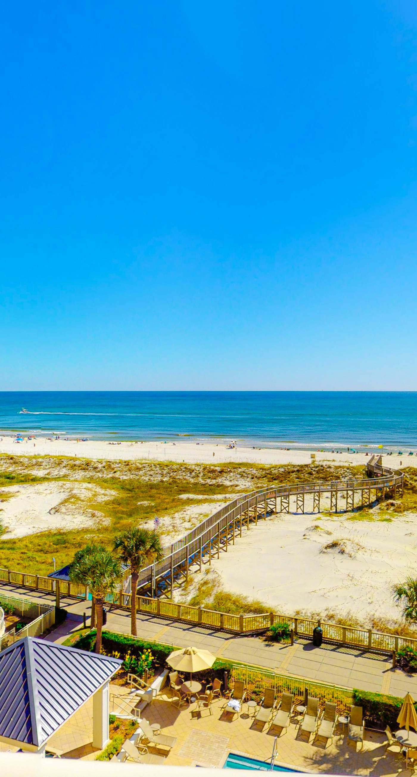 Gulffront Condo W Furnished Deck, Beach Access, Fast WiFi & Shared Pool Hot Tub