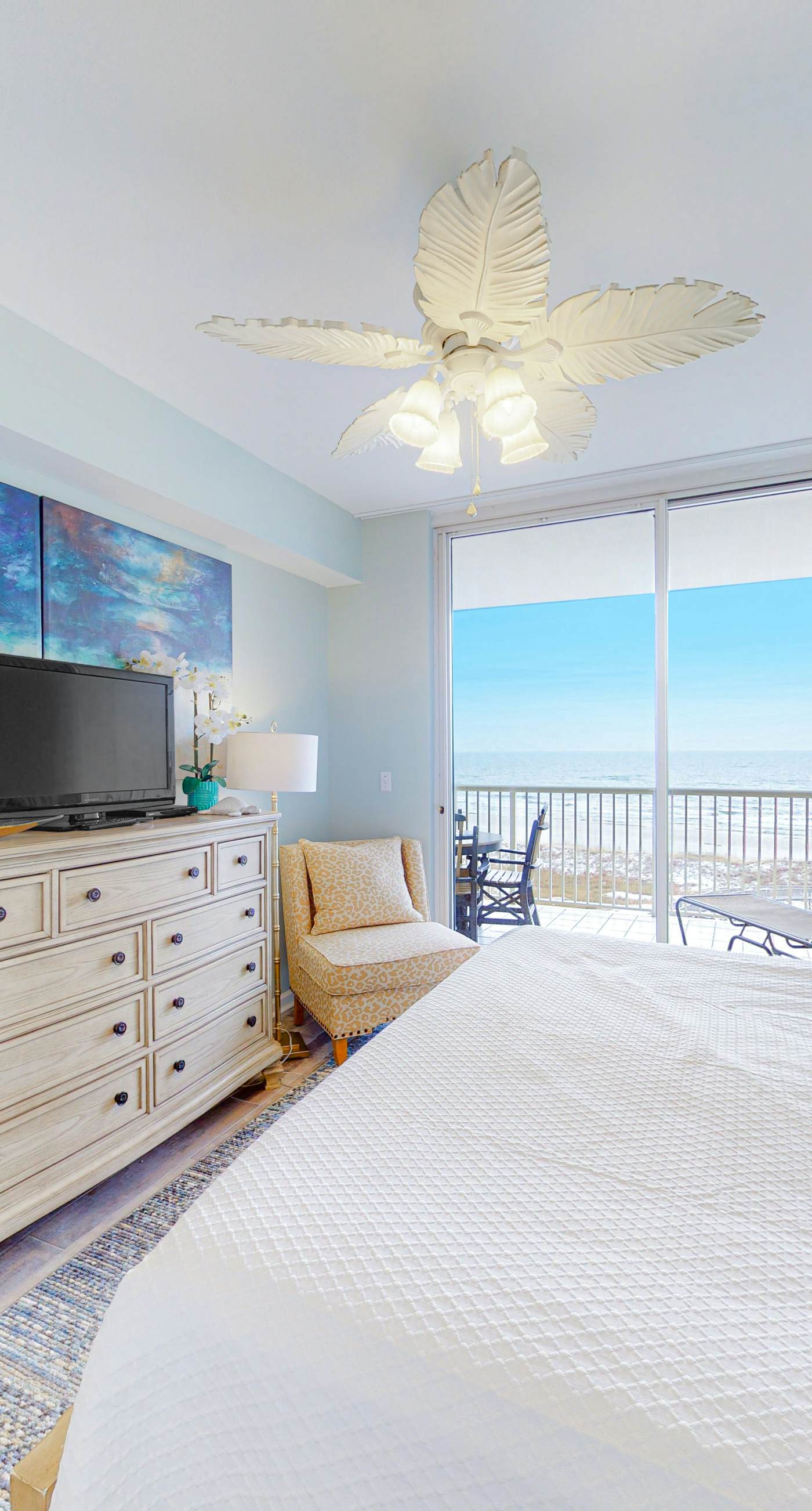 Gulffront Condo W Furnished Deck, Beach Access, Fast WiFi & Shared Pool Hot Tub