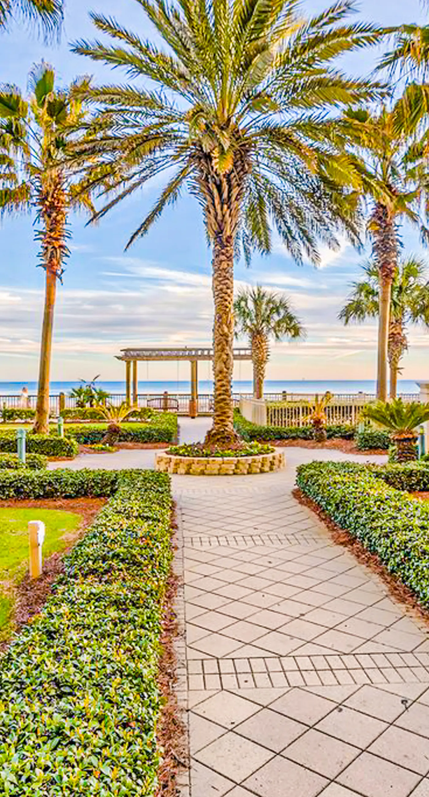 Gulffront Condo W Furnished Deck, Beach Access, Fast WiFi & Shared Pool Hot Tub