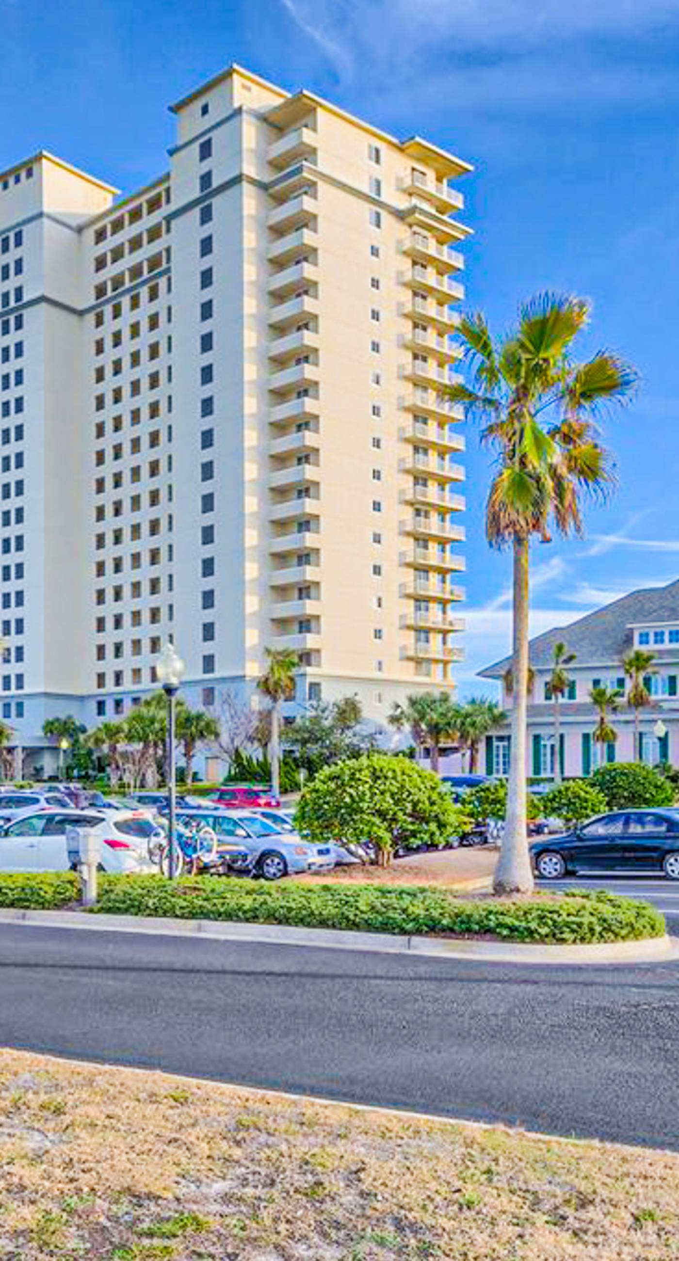 Gulffront Condo W Furnished Deck, Beach Access, Fast WiFi & Shared Pool Hot Tub