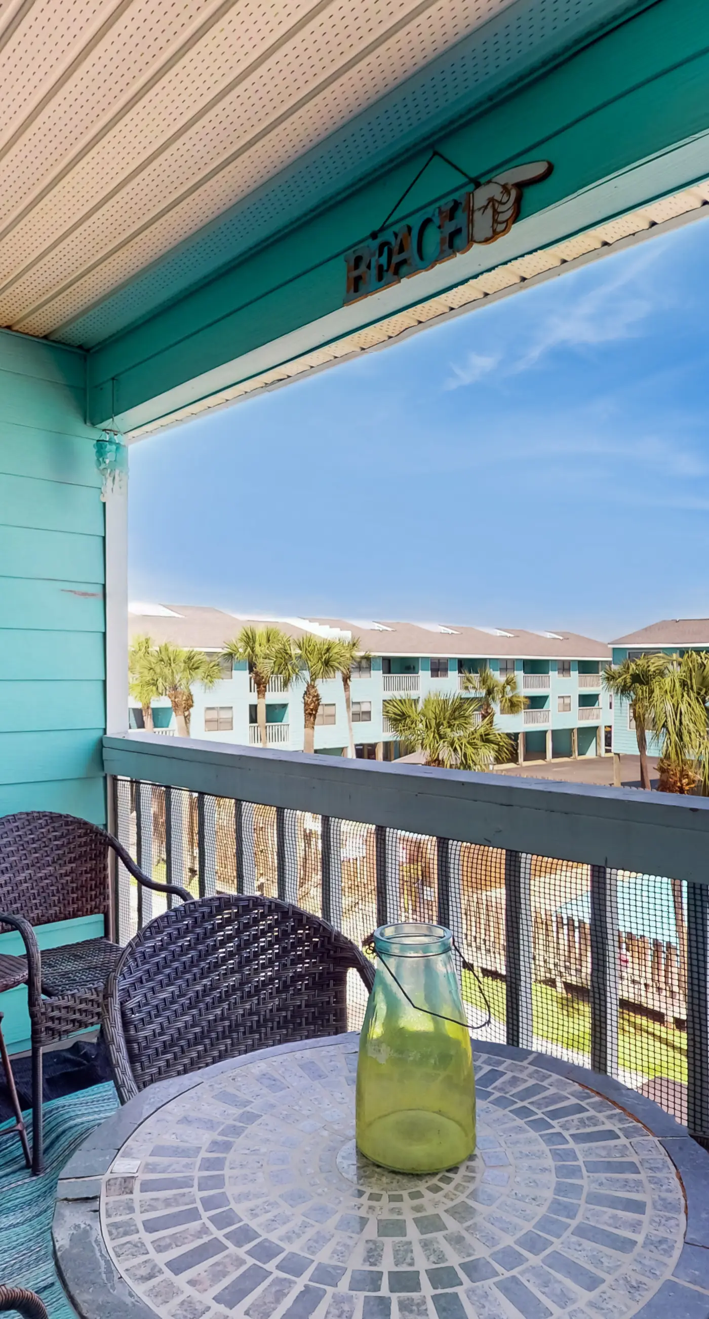 Beautiful condo with shared pools, full kitchen, private washer dryer