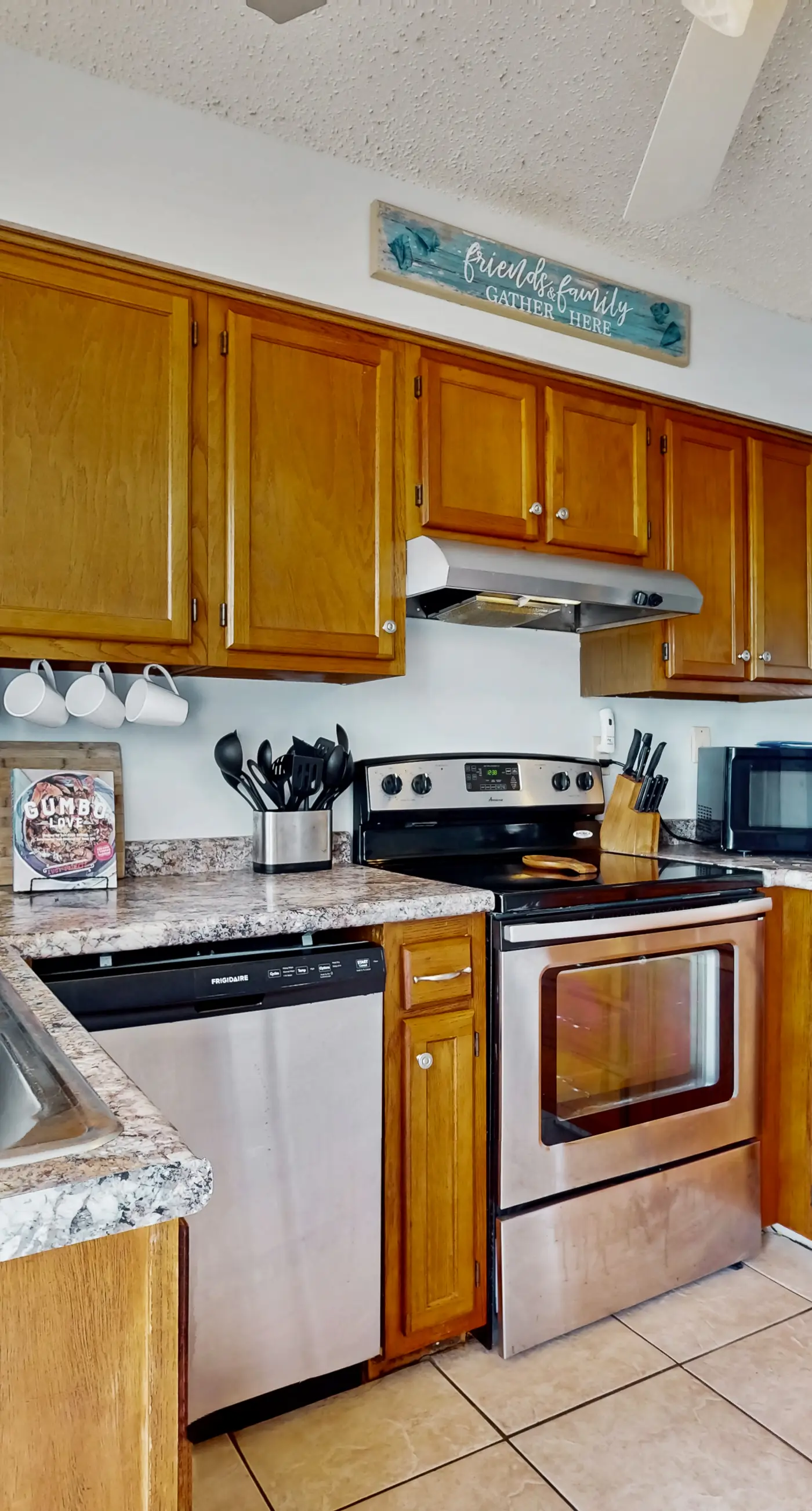 Beautiful condo with shared pools, full kitchen, private washer dryer