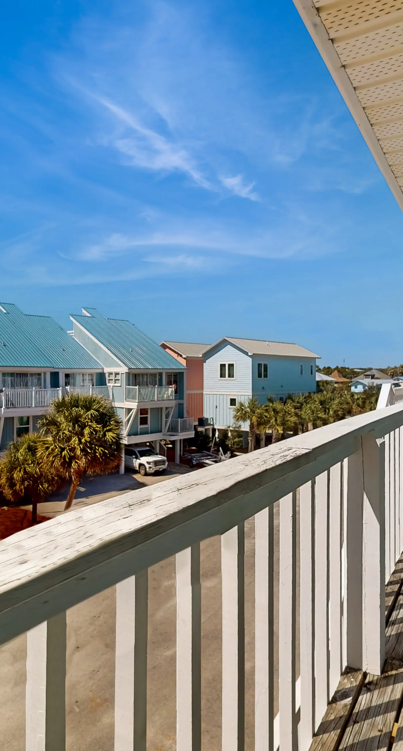 Beautiful condo with shared pools, full kitchen, private washer dryer