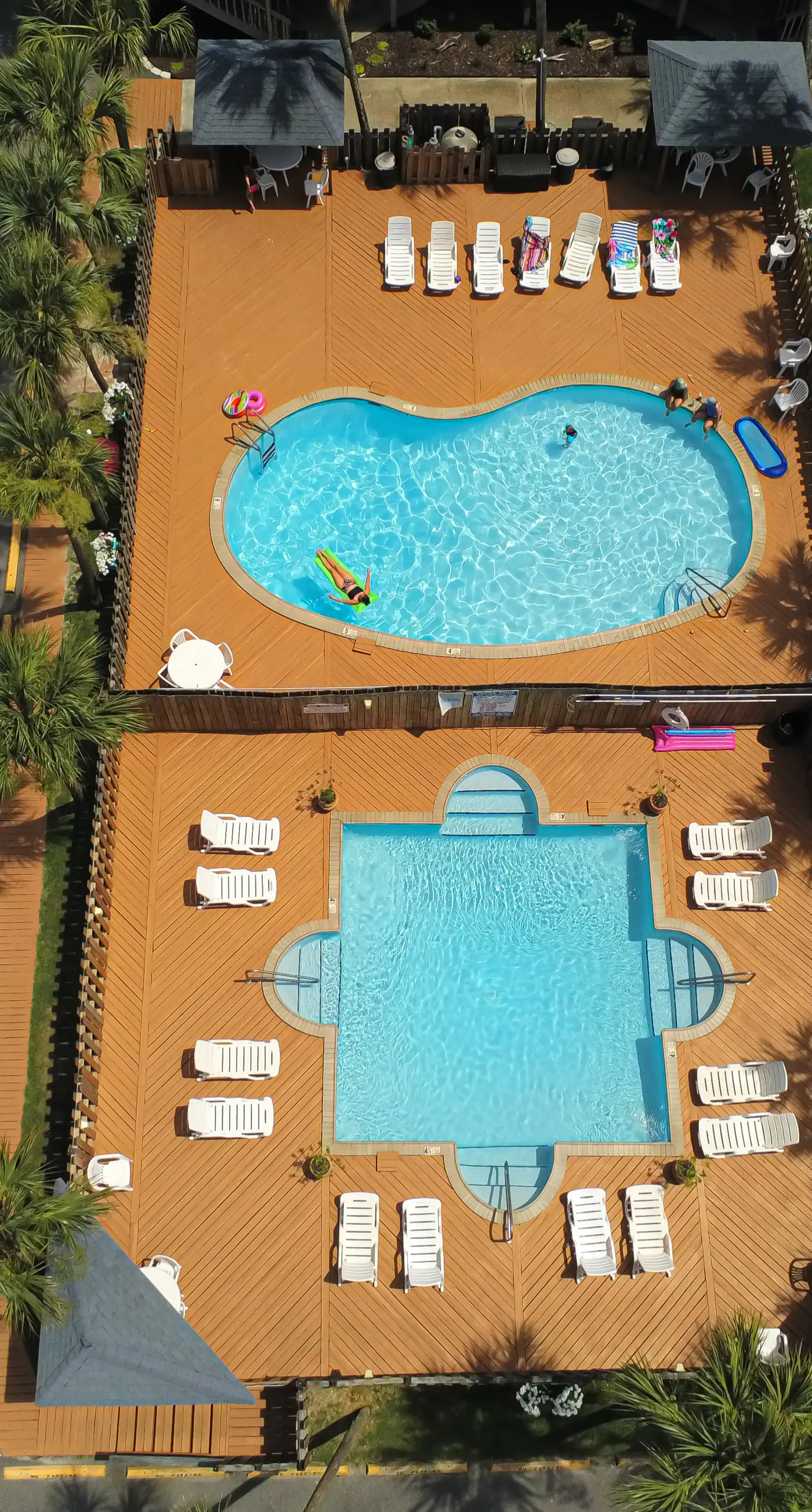 Beautiful condo with shared pools, full kitchen, private washer dryer