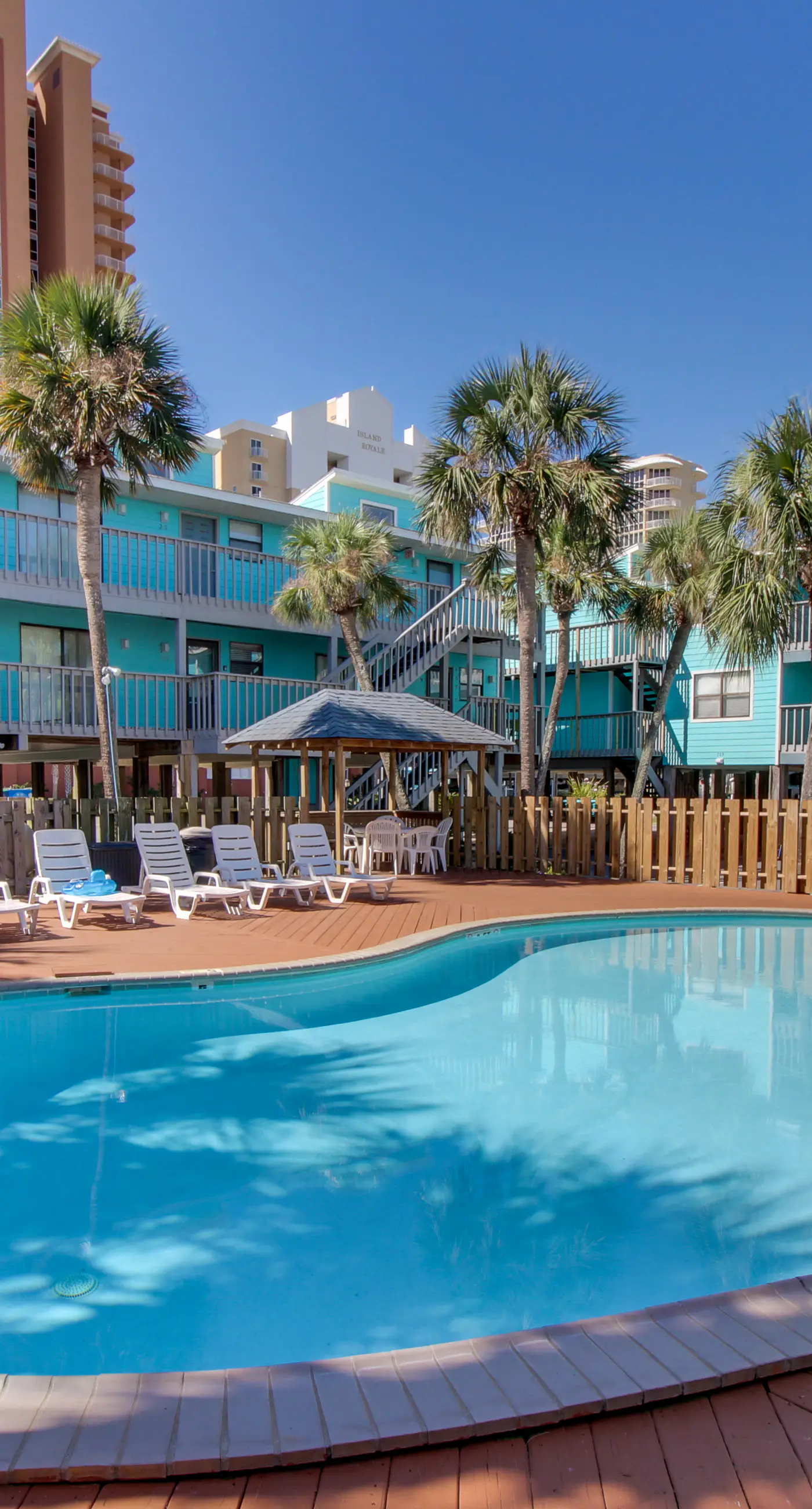 Beautiful condo with shared pools, full kitchen, private washer dryer