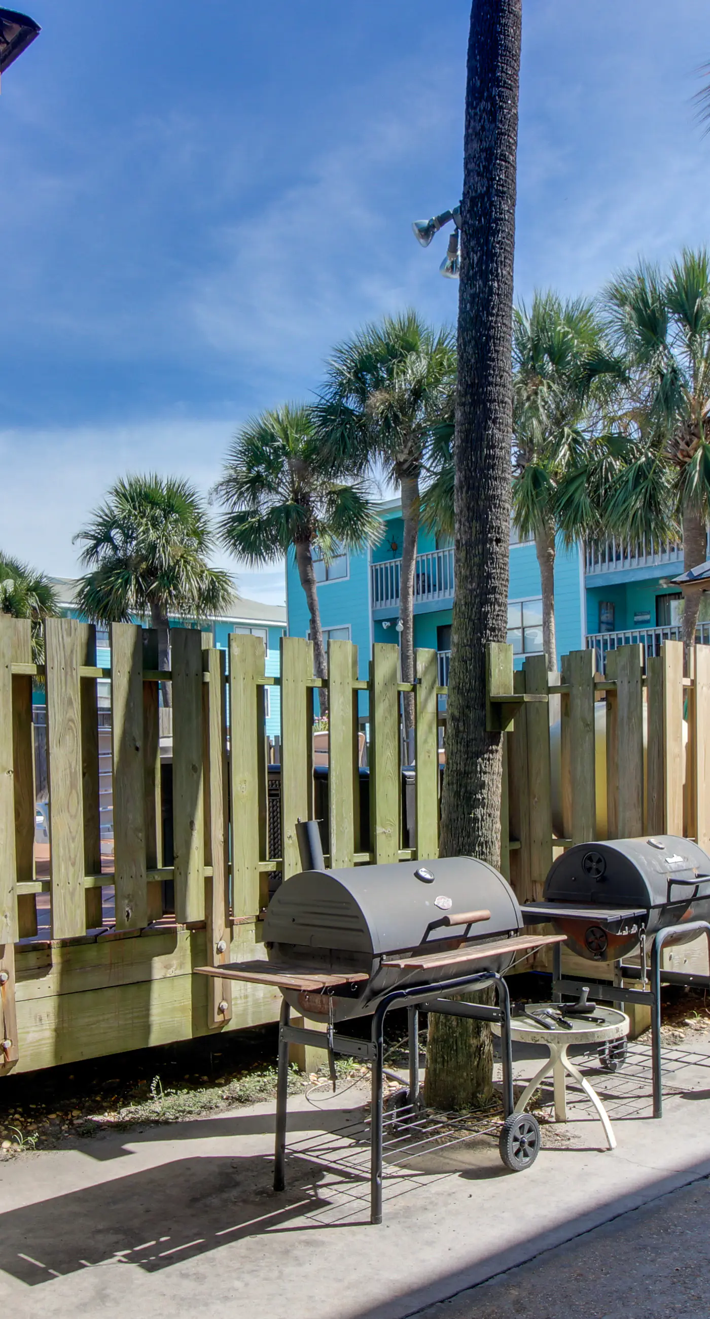 Beautiful condo with shared pools, full kitchen, private washer dryer