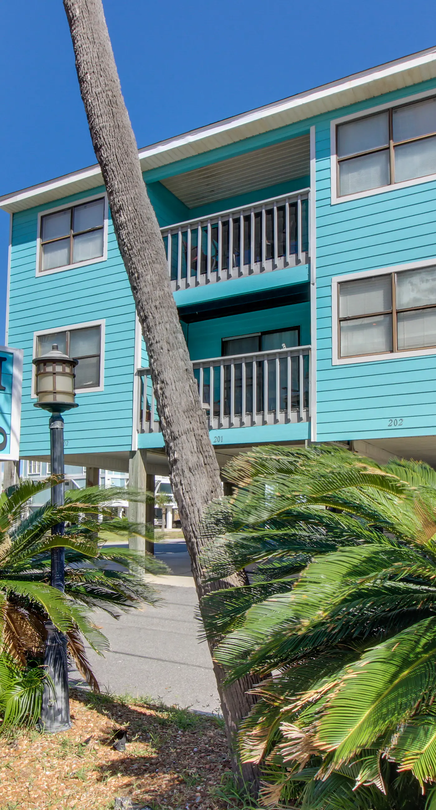 Beautiful condo with shared pools, full kitchen, private washer dryer