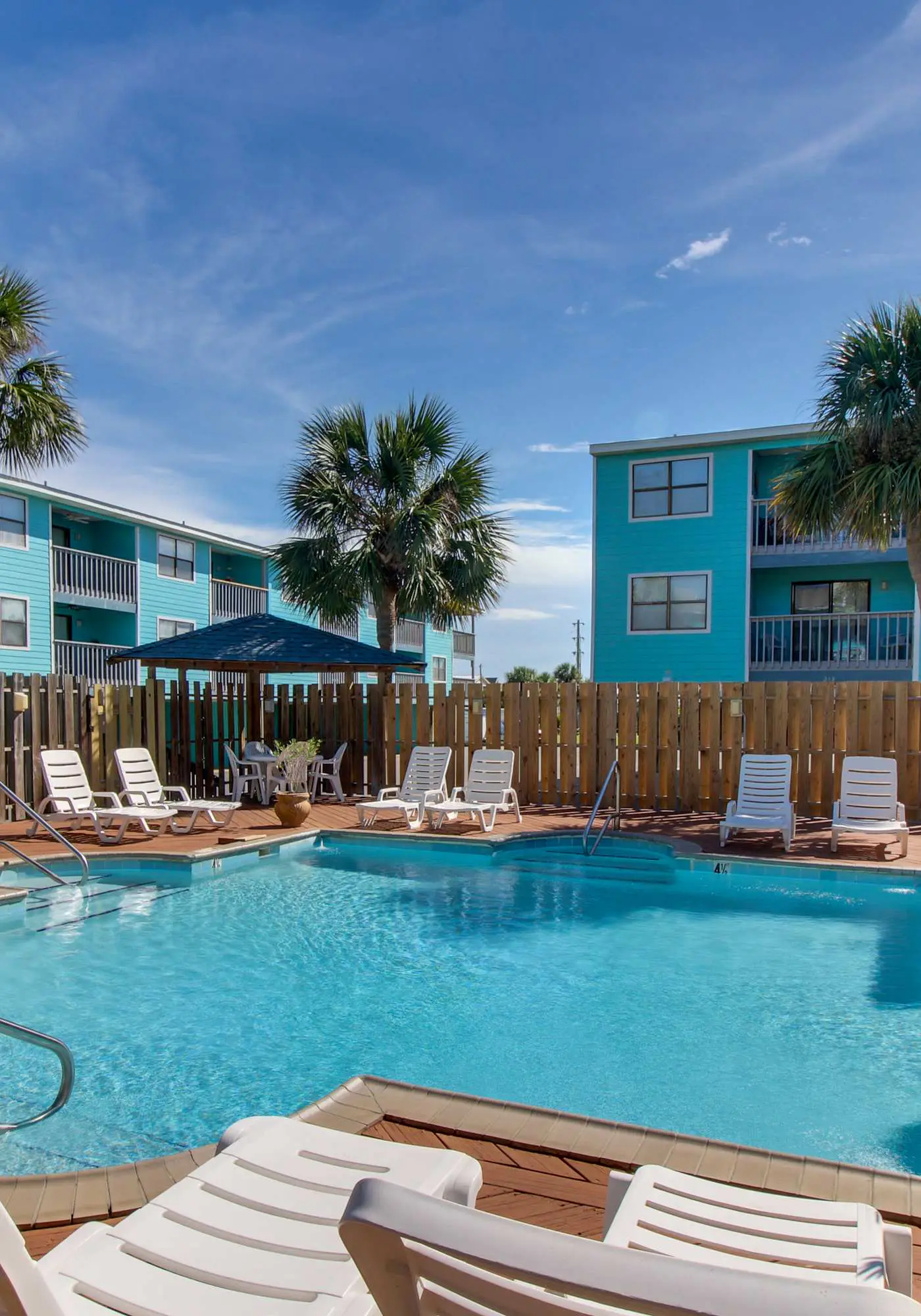 Beautiful condo with shared pools, full kitchen, private washer dryer