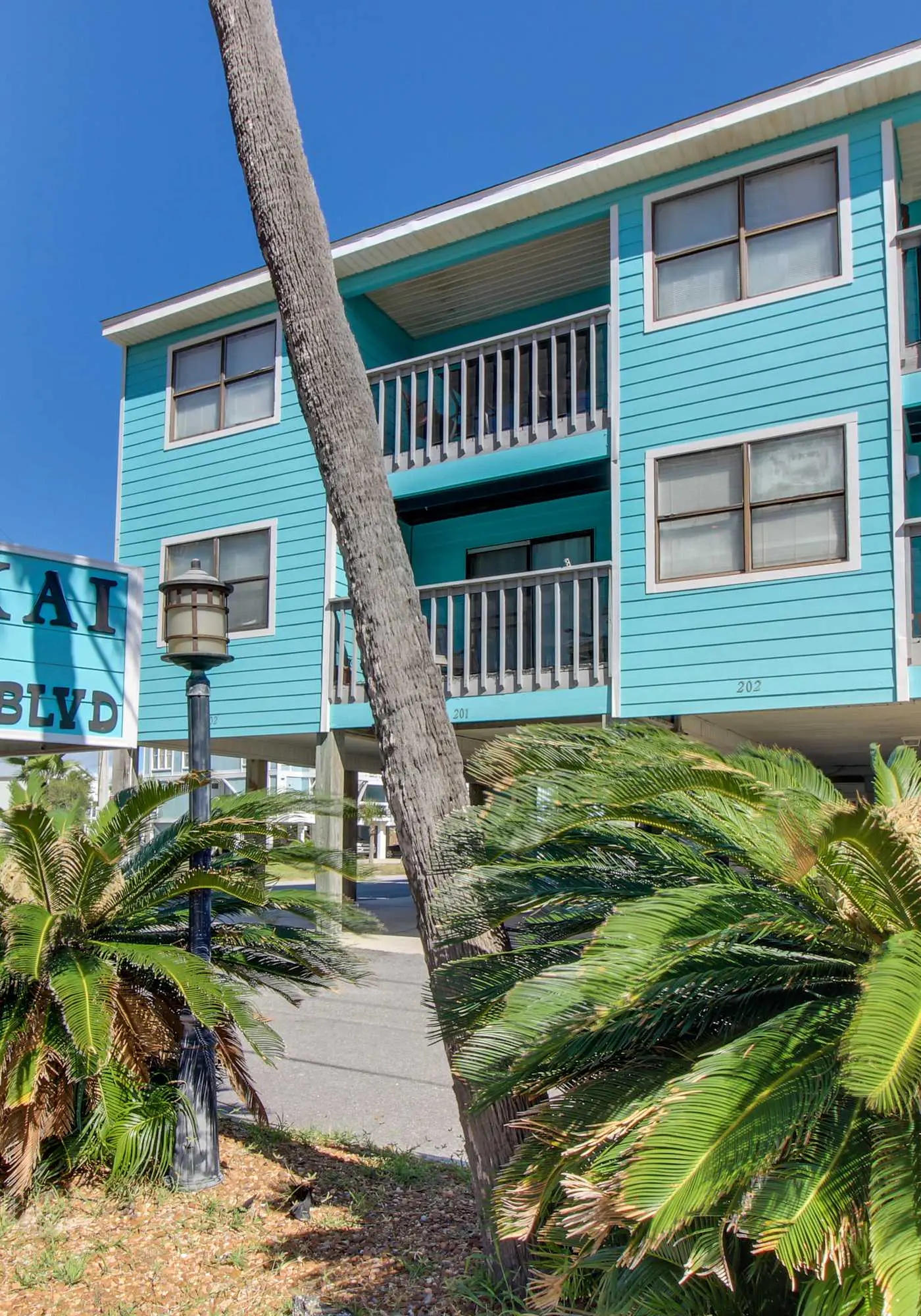 Beautiful condo with shared pools, full kitchen, private washer dryer