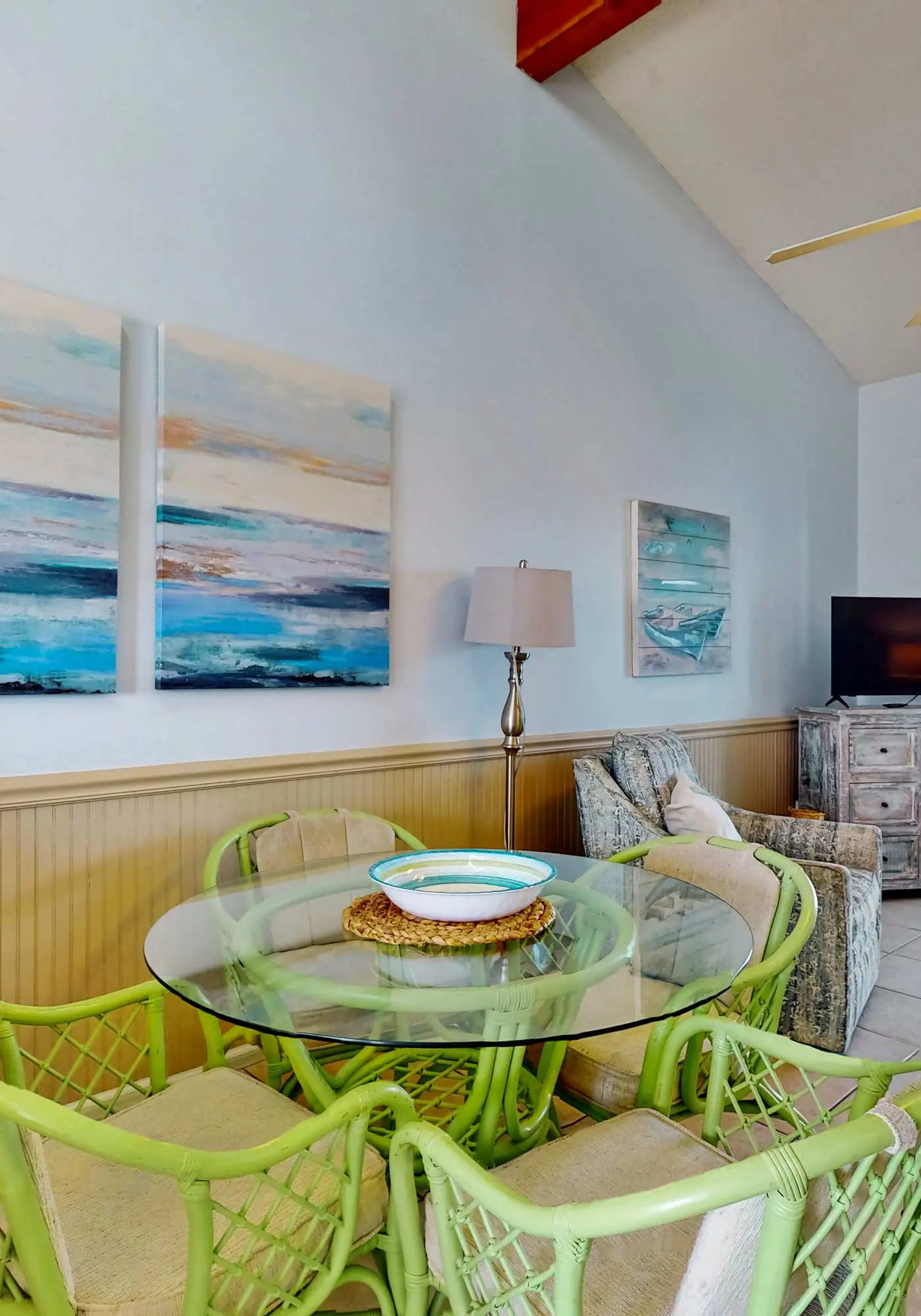 Beautiful condo with shared pools, full kitchen, private washer dryer