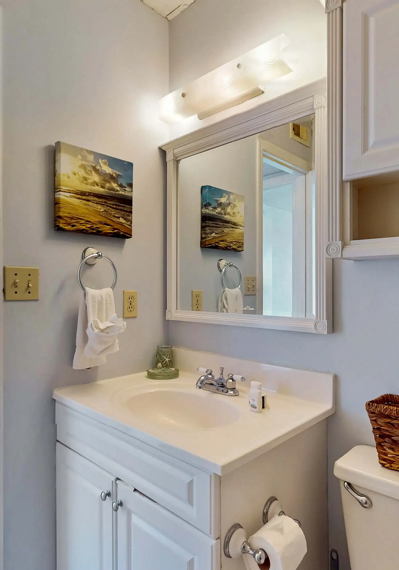 Beautiful condo with shared pools, full kitchen, private washer dryer